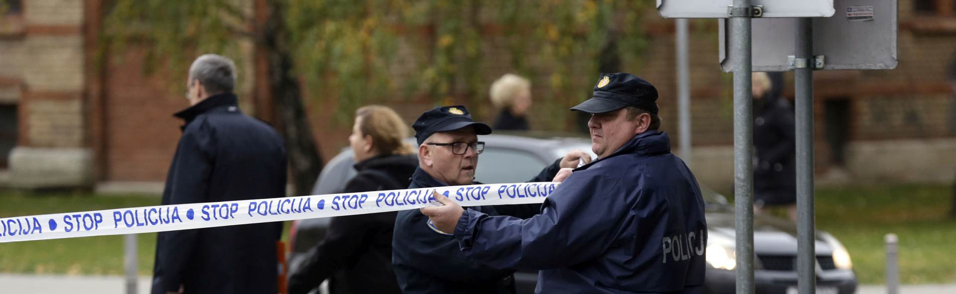 Zagreb, 24.11.2015 - Zbog summita Brdo-Brijuni, u Zagrebu æe od utorka naveèer biti uspostavljena posebna regulacija prometa, a karta i popis svih ulica i razdoblja zabrana za promet objavljeni su na internetskoj stranici Zagrebaèkog holdinga. Na slici pripadnici policije postavljaju zatitnu ogradu oko Trga marala Tita. 
foto HINA/ Denis CERIÆ /dc