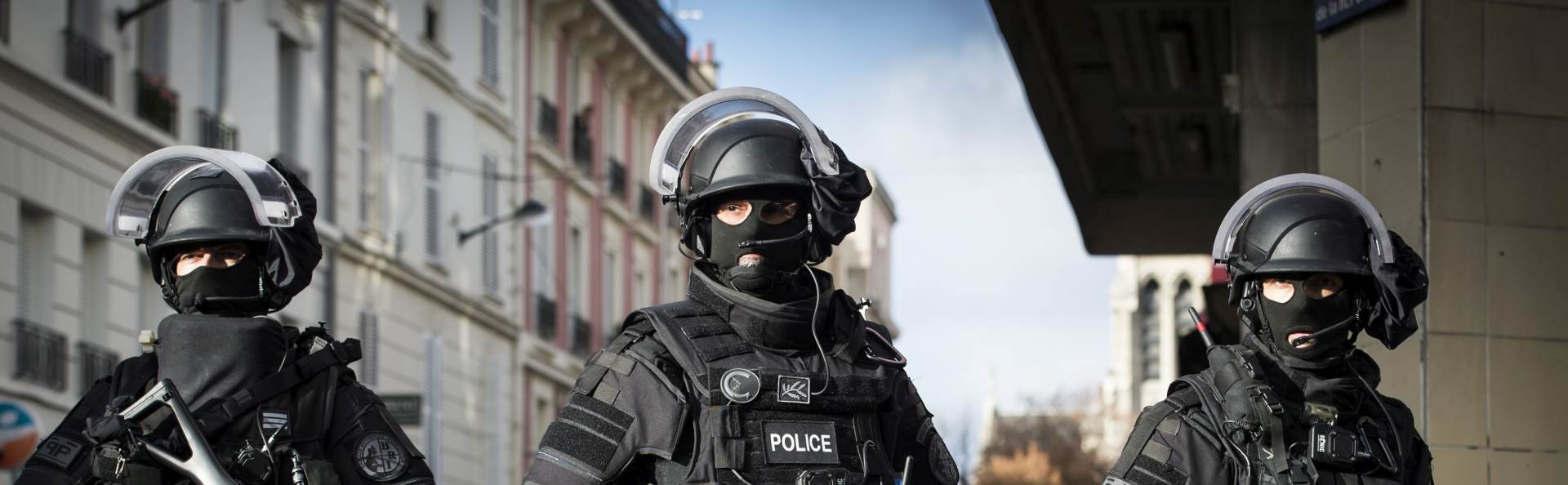 epa05034911 A handout picture provided by the French Ministry of Interior on 20 November 2015 shows members of the Brigades de Recherche et d'Intervention (Research and Intervention Brigades, BRI) during a police assault in Saint Denis, near Paris, France, 18 November 2015. Abdelhamid Abaaoud, the man suspected of having masterminded last week's Paris terrorist attacks, was killed during the violent police raid, prosecutor Francois Molins said on 19 November 2015.  EPA/FRANCIS PELLIER/DICOM/MINISTRY OF INTERIOR/HANDOUT  HANDOUT EDITORIAL USE ONLY/NO SALES/NO ARCHIVES