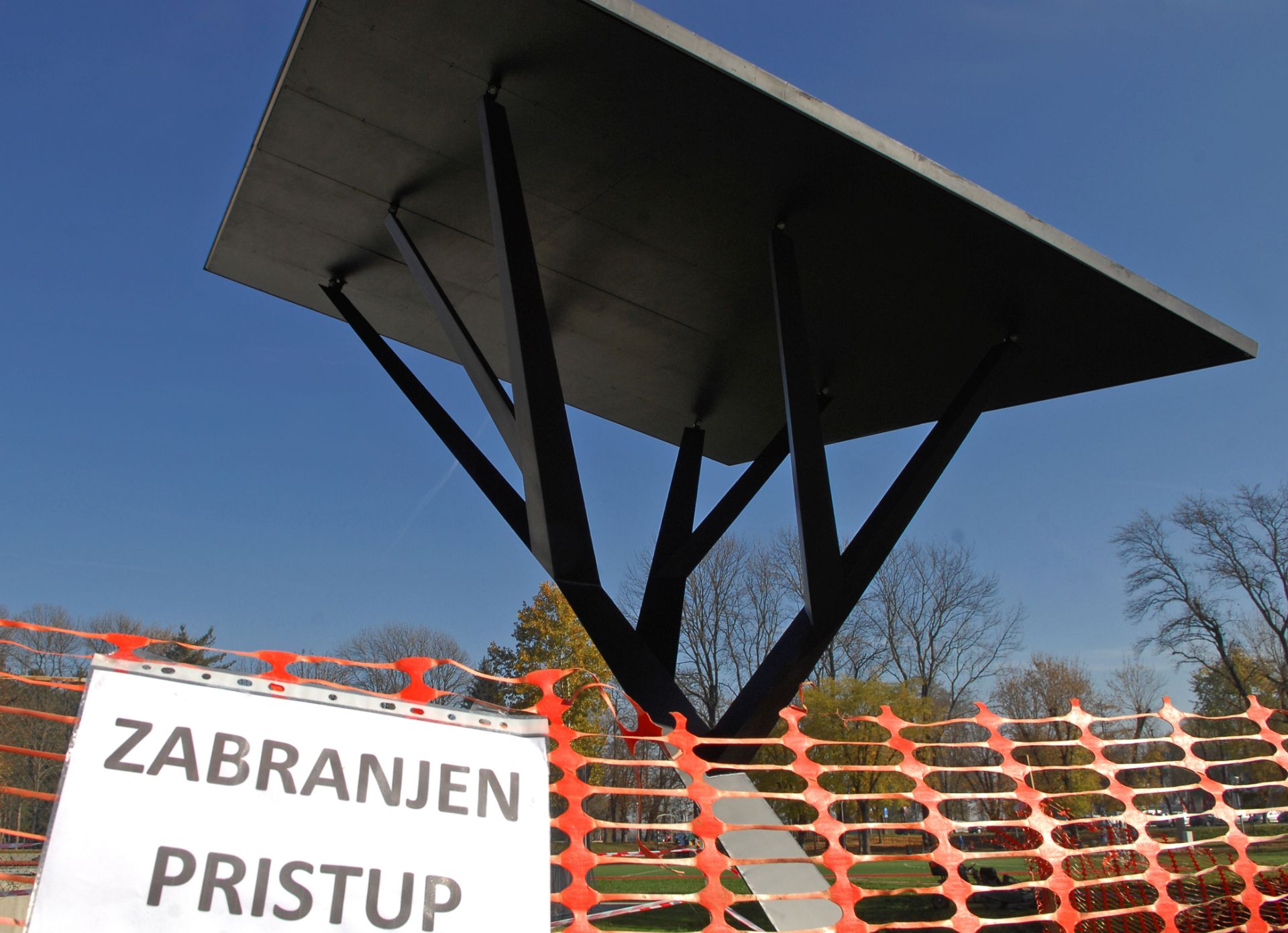 Karlovac, 07.11.2015 - Na livadi uz rekreacijski prostor u karlovaèkoj èetvrti Rakovac postavljeno je "solarno stablo", tj. solarni panel u obliku stabla kao WI-FI HotSpot ispod èijih æe grana Karlovèani i njihovi gosti moæi besplatno koristiti Internet te puniti mobitele i tablete. 
foto HINA/ Mladen VOLARIÆ/ ik