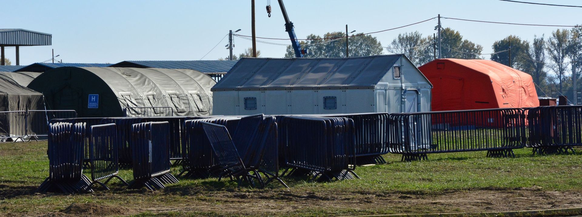 01.11.2015., Slavonski Brod - Ministar Ranko Ostojic u zimskom tranzitnom kampu za migrante u Slavonskom Brodu izjavio da je kamp u potpunosti spreman za prihvat migranata, ali se prihvat odgadja za jedan dan radi uspostave dogovora sa srbijanskom stranom oko njihove registracije u Sidu.
Photo: Ivica Galovic/ PIXSELL