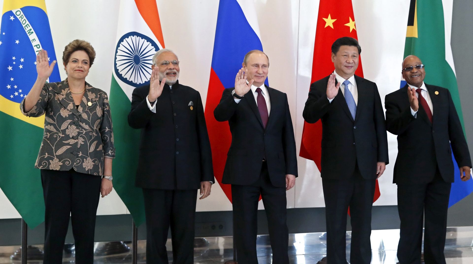 epa05026186 Brazil's President Dilma Rousseff (L), Indian Prime Minister Narendra Modi (2-L), Russian President Vladimir Putin (C), Chinese President Xi Jinping (2-R) and South African President Jacob Zuma (R) pose during a family photo during the BRICS leaders meeting prior of G20 summit in Antalya, Turkey, 15 November 2015. In additional to discussions on the global economy, the G20 grouping of leading nations is set to focus on Syria during its summit this weekend, including the refugee crisis and the threat of terrorism.  EPA/YURI KOCHETKOV