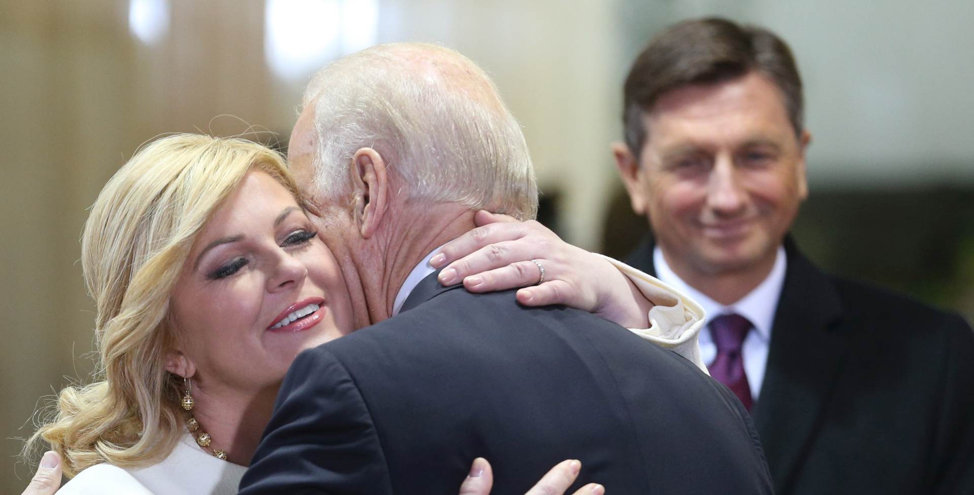 Zagreb, 25.11.2015.- Amerièki potpredsjednik Joe Biden, èelnici zemalja procesa Brdo-Brijuni, potpredsjednik Europskog vijeæa Donald Tusk i austrijski predsjednik Heinz Fischer stigli su srijedu iza podneva na Pantovèak gdje su ih doèekali predsjednica Kolinda Grabar-Kitaroviæ i slovenski predsjednik Borut Pahor, èelnici zemalja koje su pokrenule tu regionalnu inicijativu. Na slici Kolinda Grabar-Kitaroviæ,  Joe Biden i Borut Pahor.
foto HINA/ POOL/ Damir SENÈAR/ ua