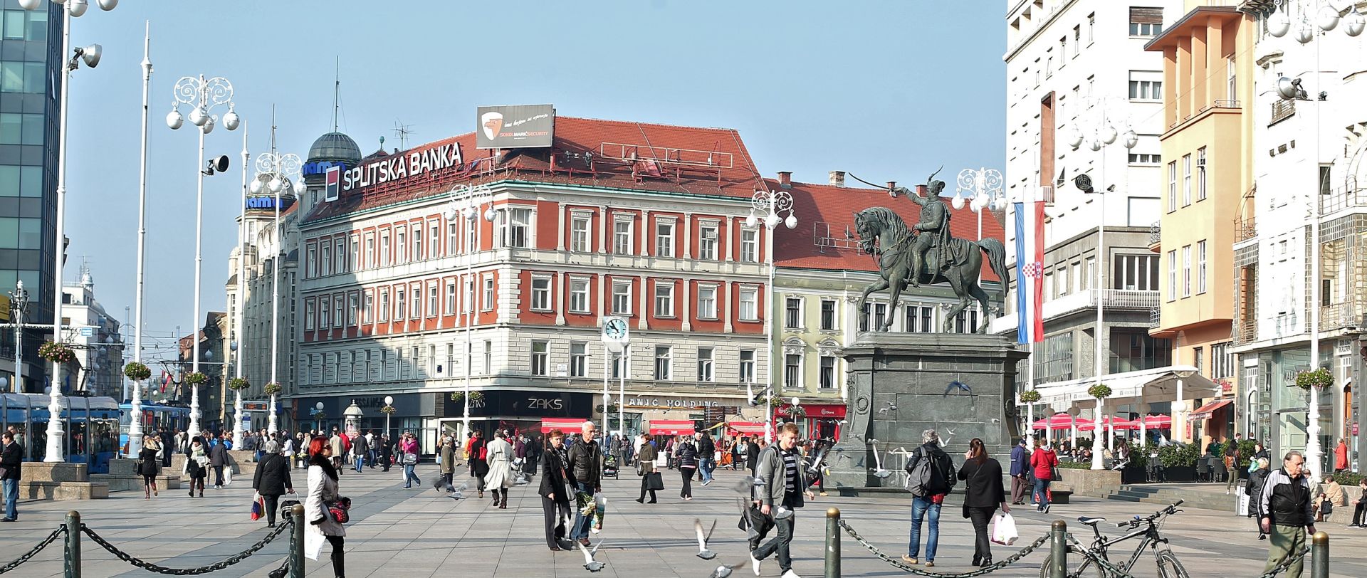 30.10.2015., Zagreb - Gradska svakodnevica u centru grada. Suncan dan i iznad prosjecne temperature za ovo doba godine. Photo: Sanjin Strukic/PIXSELL