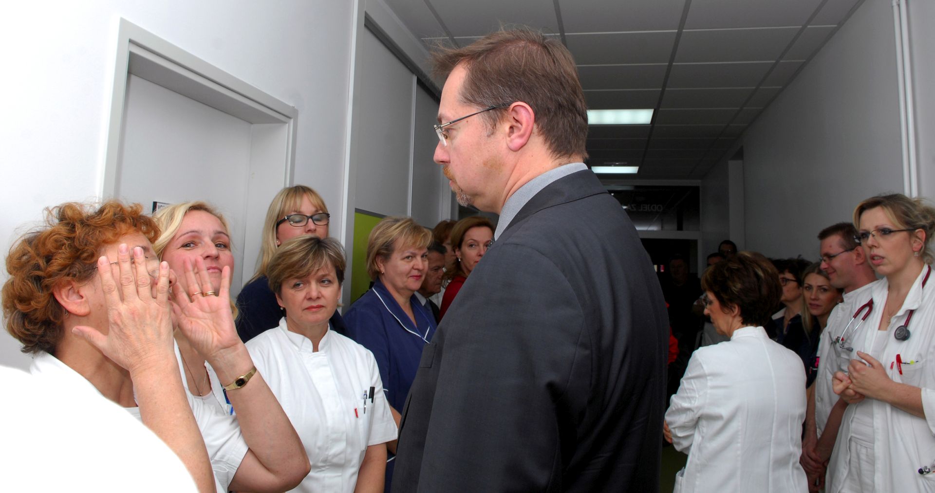 Karlovac, 30.11.2015. - Ministar zdravlja Sinia Varga sa suradnicima posjetio je Opæu bolnicu Karlovac, a tom prigodom je obiao novoureðeni Odjel neurologije i Odjel pedijatrije. 
foto HINA / Mladen VOLARIÆ / mm