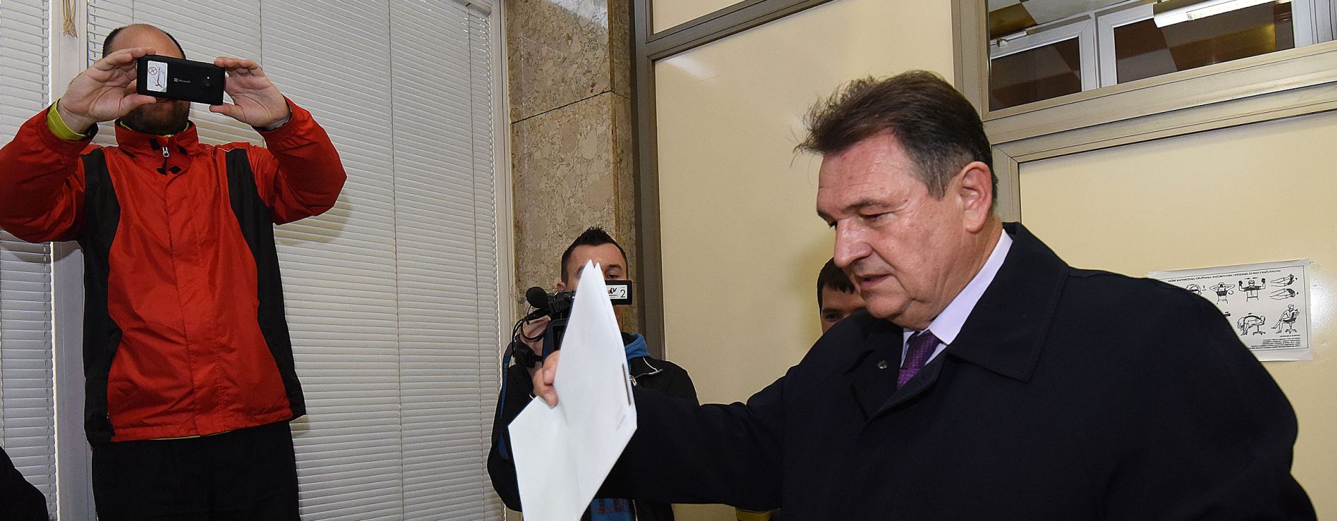 08.11.2015., Varazdin - Iako je zaboravio osobnu iskaznicu, te se morao vratiti, Radimir Cacic glasovao na Parlamentarnim izborima.  
Photo: Vjeran Zganec Rogulja/PIXSELL
