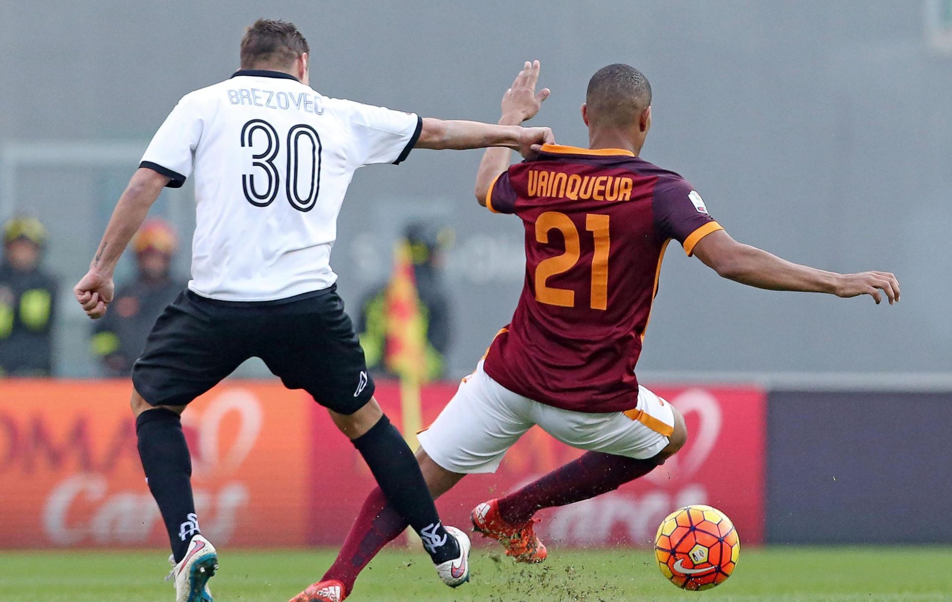 epa05071125 Roma's William Vainqueur (R) and Spezia's Josip Brezovec (L) in action during the Italian Cup soccer match between AS Roma and Spezia Calcio at Olimpico stadium in Rome, Italy, 16 December 2015.  EPA/ALESSANDRO DI MEO