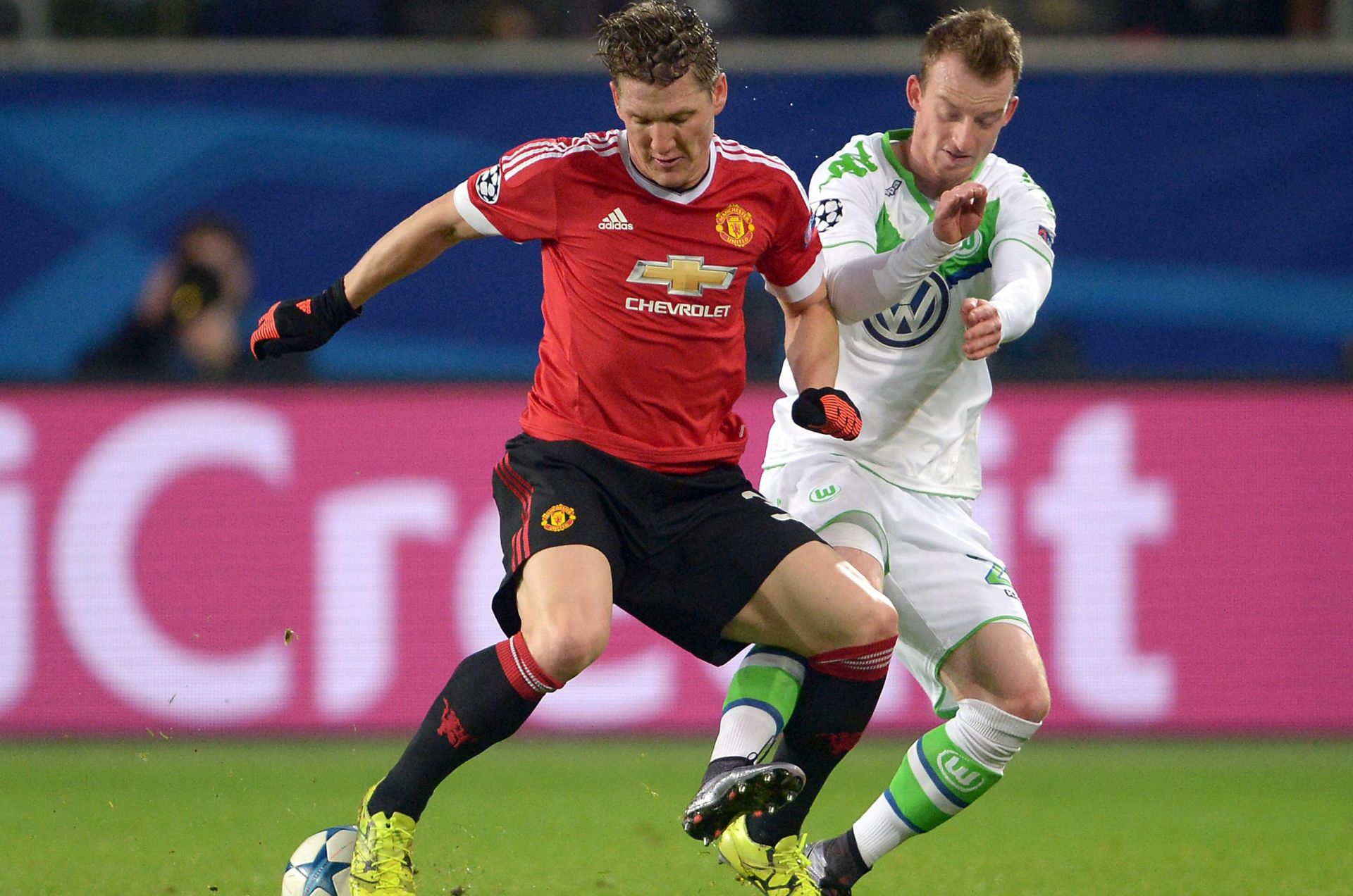 epa05060427 Maximilian Arnold (r) of Wolfsburg and Bastian Schweinsteiger of Manchester during of the UEFA Champions League Group B match between VfL Wolfsburg vs Manchester United in Wolfsburg, Germany, 08 December 2015.  EPA/PETER STEFFEN