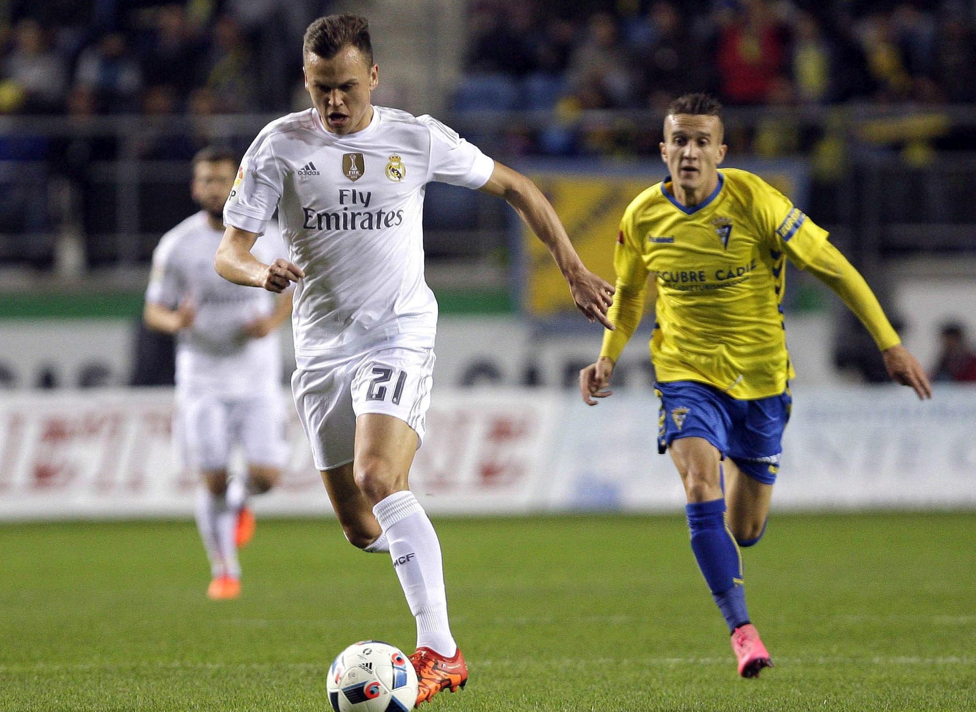epa05052364 Real Madrid's Russian player Denis Cheryshev (L) and Sergio Martinez Mantecon (R) of Cadiz FC in action during the first leg match of the King's Cup round of 32th played at Ramon de Carranza stadium in Cadiz, Andalusia, Spain on 02 December.  EPA/RAMON RIOS
