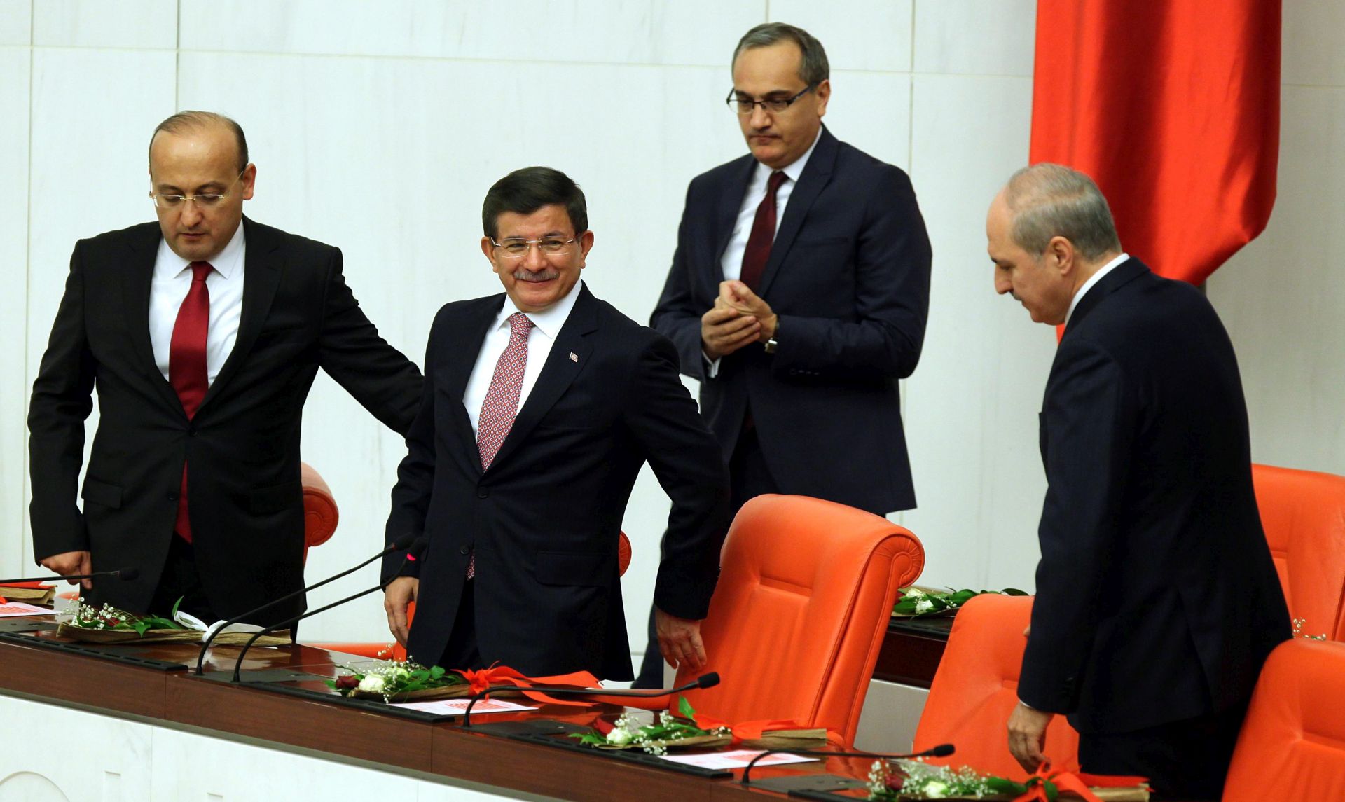 epa05029663 Turkish Prime Minister Ahmet Davutoglu (2-L) attends the opening ceremony of the Turkish Parliament in Ankara, Turkey, 17 November 2015. Members of Turkey's recently elected parliament began swearing-in their oaths.  EPA/STR