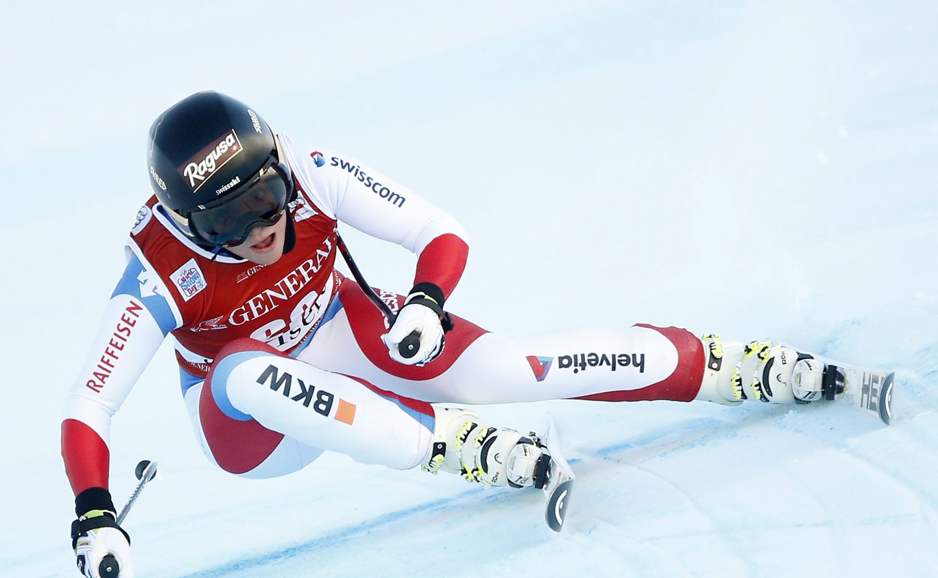 epa05075019 Lara Gut of Switzerland in action during the Women's Downhill race at the FIS Alpine Skiing World Cup in Val d'Isere, France, 19 December 2015  EPA/GUILLAUME HORCAJUELO