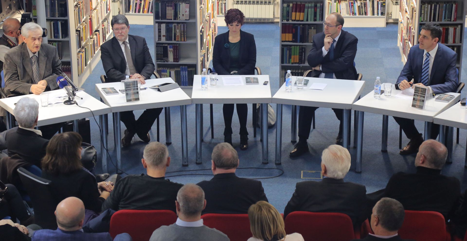 Zagreb, 11.12.2015.- Knjiga hrvatskog politièara i diplomata, zastupnika u Europskom parlamentu Davora Ive Stiera "Nova hrvatska paradigma, Ogled o drutvenoj integraciji i razvoju" predstavljena je u Knjinici i èitaonici Bogdana Ogrizoviæa u Zagrebu. Na slici Haim Bahtijari, Tonino Picula, Marijana Grbea-Zenzeroviæ, Davor Ivo Stier i Boo Skoko.
foto HINA/ Tomislav PAVLEK/ ua