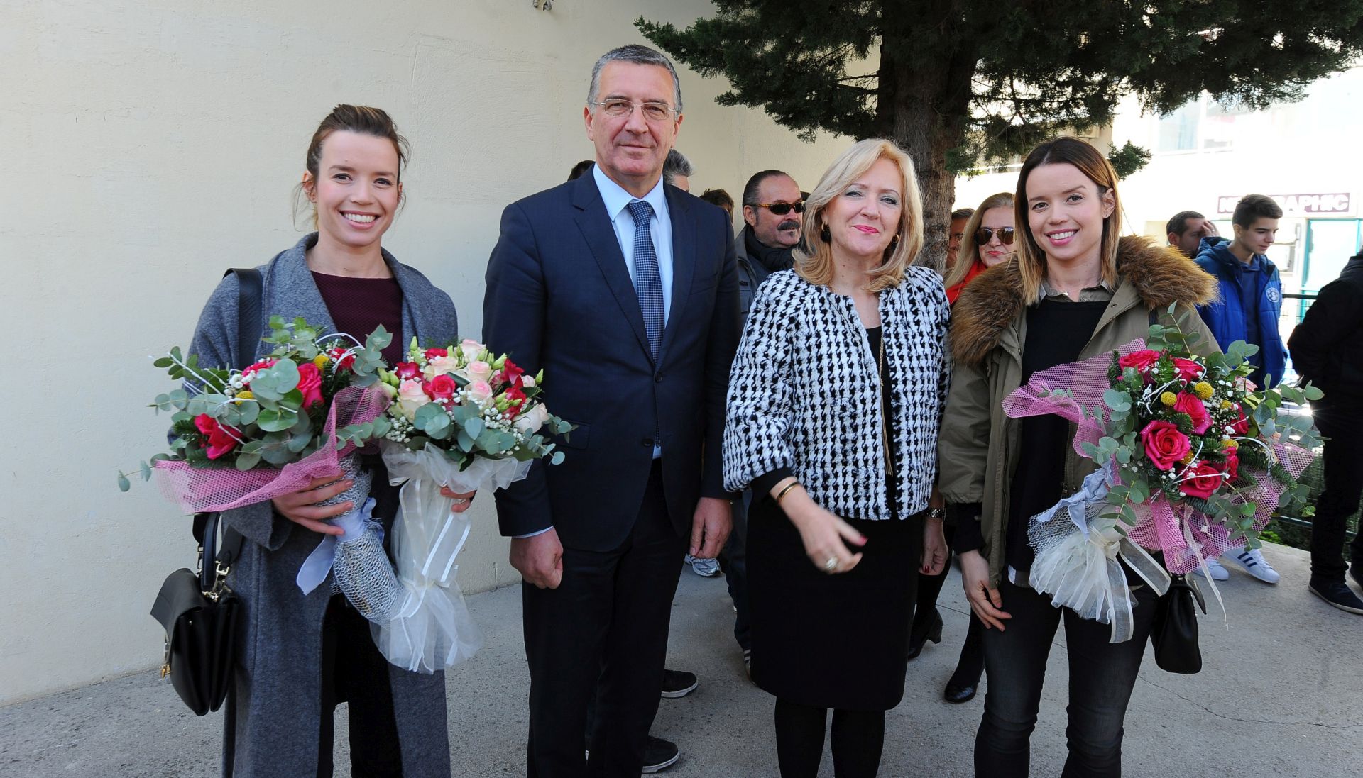 Split, 10.12.2015. - Konferencija za medije i proslava plasmana Ane i Lucije Zaninoviæ na Olimpijske igre u Riju 2016. godine u trofejnoj sali taekwondo kluba Marjan. Na fotografiji sestre Zaninoviæ, splitsko-dalmatinski upan Zlatko evrnja i splitska dogradonaèelnica Aida Batarelo ispred kluba.
foto HINA / Mario STRMOTIÆ / mm