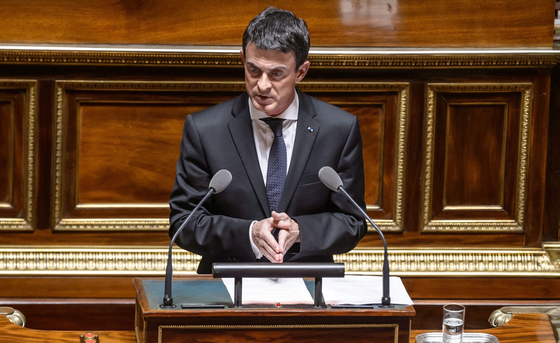 epa05034645 French Prime Minister Manuel Valls  delivers a speech at the Senate concerning an extention of the state of emergency in Paris, France, 20 November, 2015. A state of emergency was declared across France after the terrorist attacks of November 13 that left 130 people dead and over 350 injured.  EPA/CHRISTOPHE PETIT TESSON