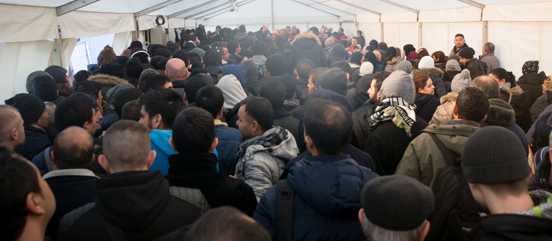 epa05068519 Refugees wait in a tent at the State Office for Health and Social Affairs (LaGeSo) in Berlin, Germany, 14 December 2015. Refugees can get registered or receive initial support services at the office on Berlin's Turm-Strasse.  EPA/KAY NIETFELD