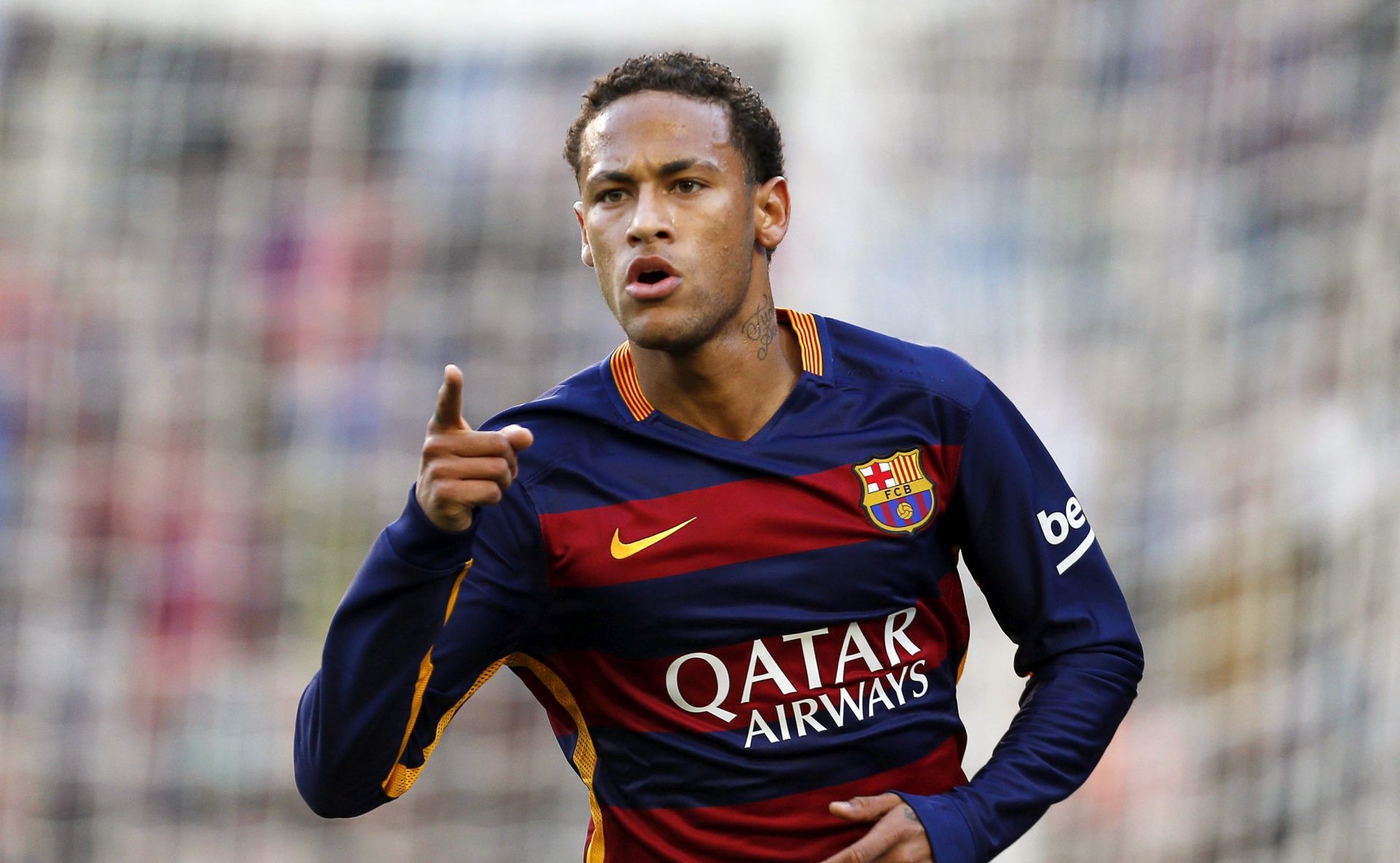 epa05045972 FC Barcelona's Brazilian striker Neymar celebrates after scoring the 1-0 lead during the Spanish Primera Division soccer match between FC Barcelona and Real Sociedad at Camp Nou in Barcelona, northeastern Spain, 28 November 2015.  EPA/ALEJANDRO GARCIA