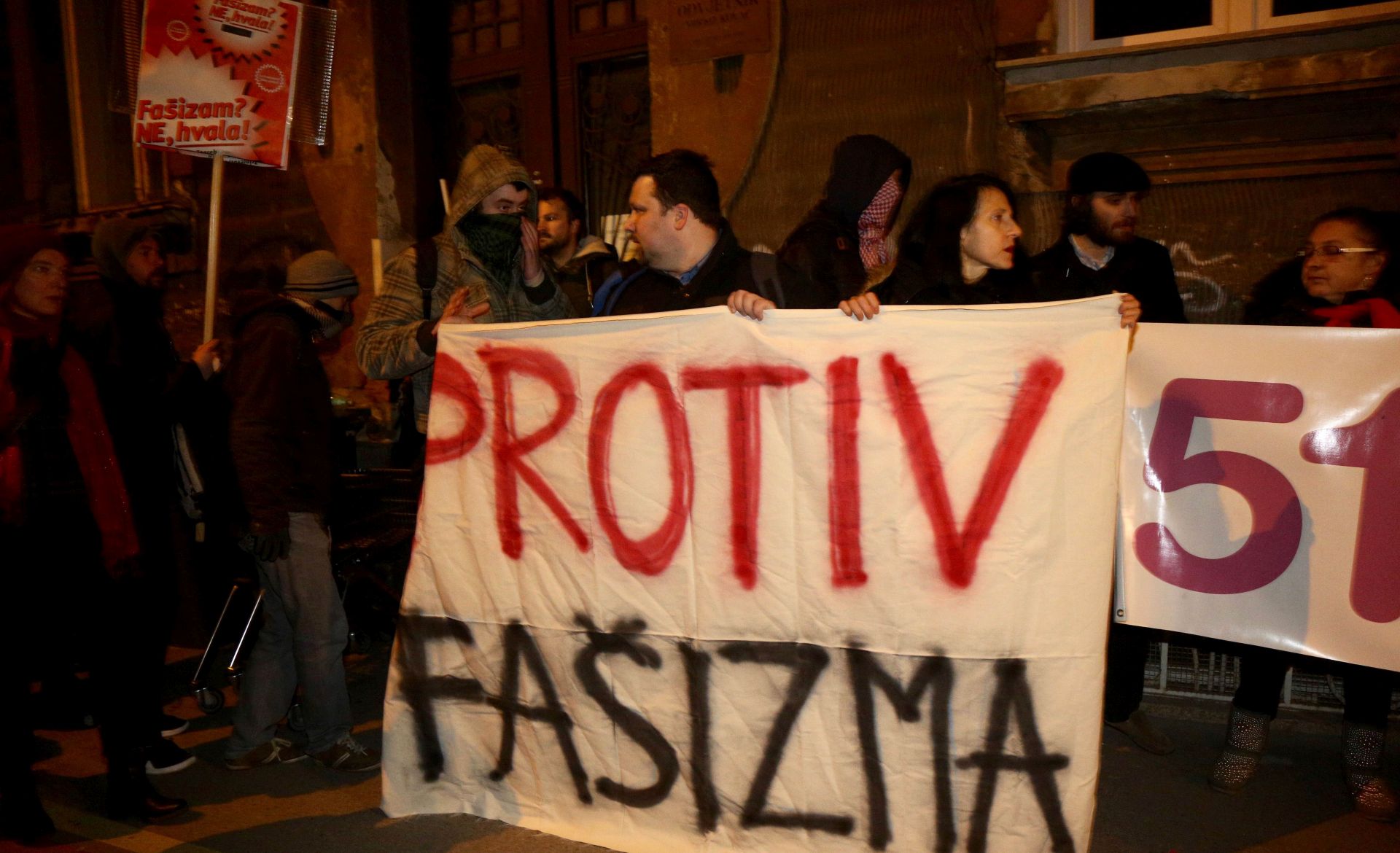 Zagreb, 28.12.2015.- Èlanovi Radnièke fronte organizirali su prosvjed ispred crkve u Palmotiæevoj ulici protiv odravanja javne mise zadunice za ustakog zloèinca Antu Paveliæa.
foto HINA/ Dario GRZELJ/ ua