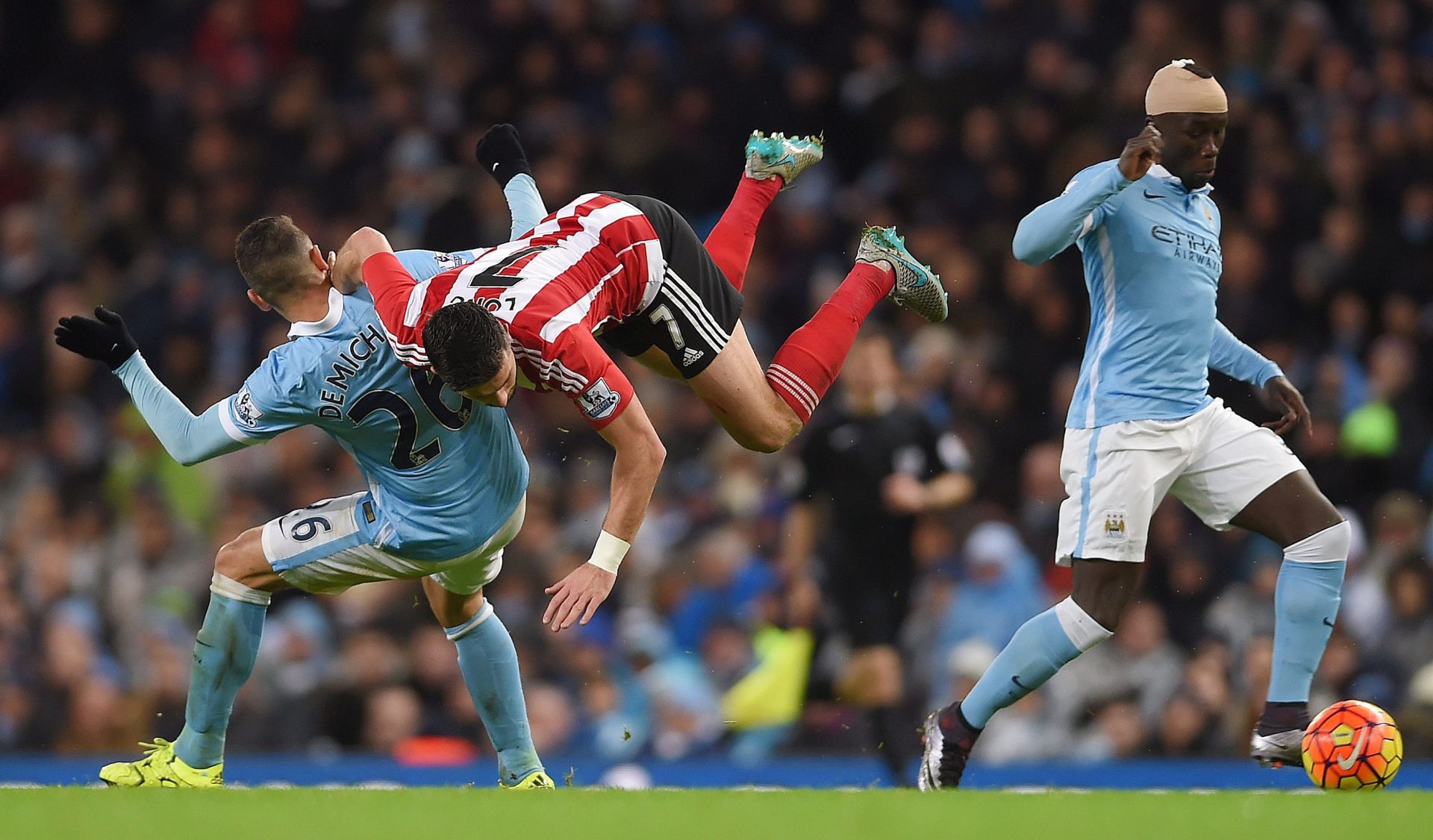 epa05046177 Southampton's Shane Long (C) in action with Manchester City's Martin Demichelis (L) and Bacary Sagna (R) during the English Premier League soccer match between Manchester City and Southampton at The Etihad Stadium, Manchester, Britain, 28 November 2015.  EPA/PETER POWELL EDITORIAL USE ONLY. No use with unauthorized audio, video, data, fixture lists, club/league logos or 'live' services. Online in-match use limited to 75 images, no video emulation. No use in betting, games or single club/league/player publications