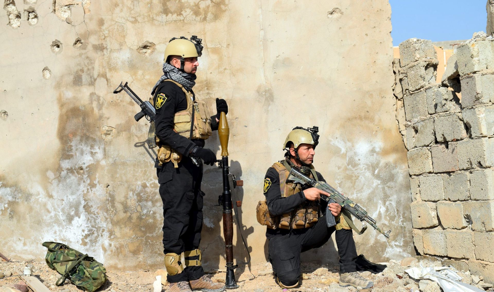 epa05050539 A picture made available on 01 December 2015 shows members of the Iraqi armed forces during a military operation in the village of Husaybah, near Ramadi city, 70 km west of Baghdad, Iraq, 30 November 2015. The Iraqi armed forces, backed by militias and coalition airstrikes, continue efforts to retake the Anbar provincial capital of Ramadi, captured by the group calling themselves the Islamic State (IS).  EPA/STR