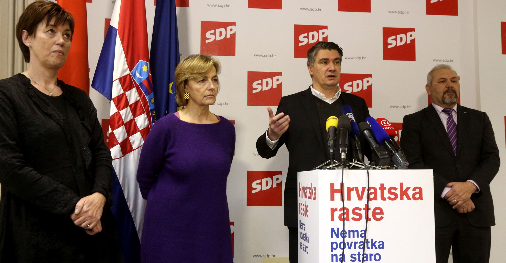 Zagreb, 15.12.2015. - Konferencija za medije koalicije Hrvatska raste u sjeditu Socijaldemokratske partije Hrvatske. Na fotografiji predsjednica Laburista Nansi Tireli, predsjednica HNS-a Vesna Pusiæ, predsjednik SDP-a Zoran Milanoviæ i predsjednik HSU Silvano Hrelja.
foto HINA / Dario GRZELJ / mm