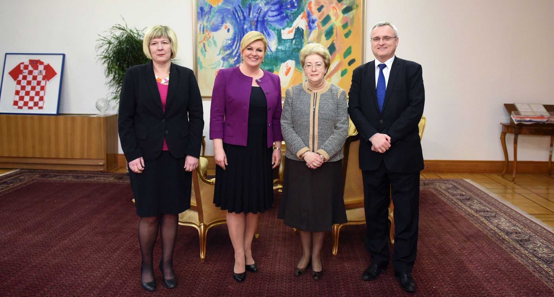 Zagreb, 01.12.2015 - Predsjednica Republike Kolinda Grabar-Kitaroviæ primila je u utorak predsjednicu Transparency  International Hrvatska (TIH)  Davorku Budimir, potpredsjednika Dona Markuiæa te prof.dr.sc. Liviju Kardum, koji su joj predstavili svoj rad te svoja gledita u pogledu organizacija civilnog drutva u Hrvatskoj, njihovog financiranja i transparentnosti rada.
foto HINA/ Ured predsjednice RH/ ik
