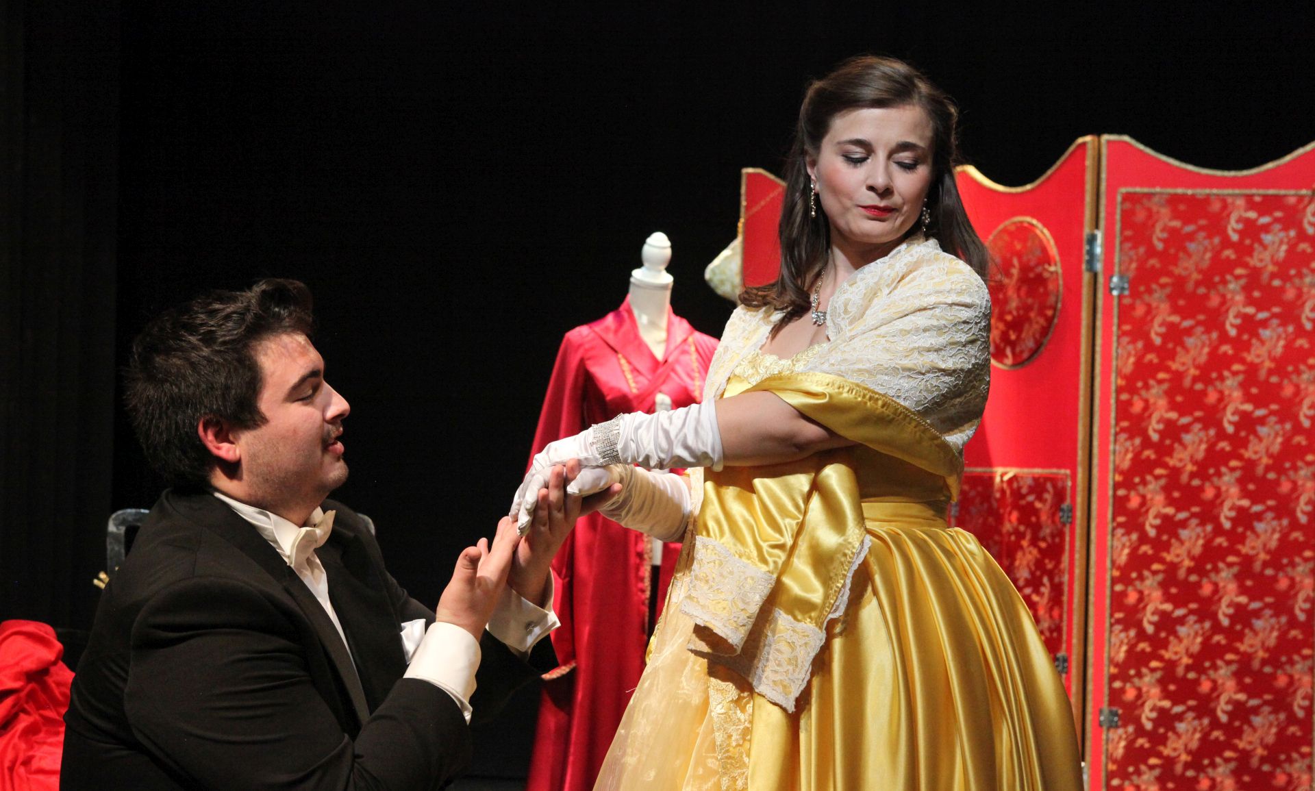 Zagreb, 15.12.2015. - U kazalitu Maloj sceni premijerno je izvedena opera Gian Carla Menottija "Amelija ide na ples" u reiji Frane Marije Vrankoviæ. Menottijev operni prvijenac duhovitog libreta, praizveden 1937. u Philadelphiji, u Maloj sceni  izveden je na talijanskom jeziku uz hrvatske titlove. U predstavi sudjeluje devet studenata Muzièke akademije u Zagrebu - Marijana Radièeviæ, Aleksandra Bilanoviæ, Paulina Ðapo, Luka Ivo, Tomislav Tuka, Toni Neiæ, Maja Muar, Klara Pelin, Buga Marija imiæ, Ena Leiæ, Luka indija, Ivan Starèeviæ, Matej Predojeviæ Petriæ te Tomislav Fratriæ. Klavirska pratnja im je bio Ante Sladoljev, koji je i dirigirao izvedbom. Scenografkinja je Marta Crnobnja, kostimografkinja Anamarija Srhoj Filipoviæ, a oblikovateljica svjetla eljka Fabijaniæ aravanja.
foto HINA / Ana esto / Mala scena / mm