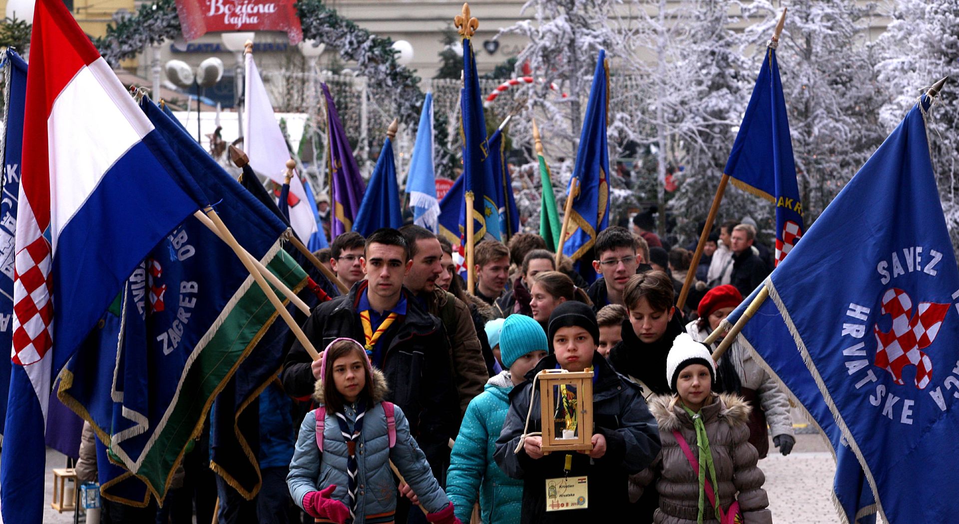 Zagreb, 13.12.2015. - Èlanovi Saveza izviðaèa Hrvatske (SIH) unijeli su Betlehemsko svjetlo mira u Zagrebaèku katedralu na Misu svjetla . Na slici izviðaèi. foto HINA/ Daniel KASAP/ dk