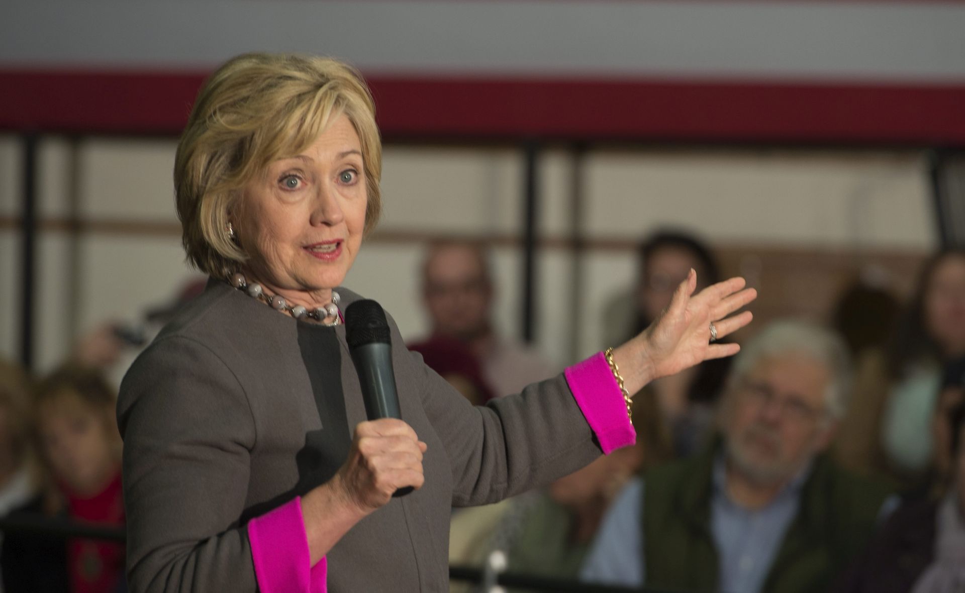 epa05053757 Former US Secretary of State and Democratic Presidential hopeful Hillary Clinton during a town hall meeting in Dover, New Hampshire, USA 03 December 2015.  EPA/CJ GUNTHER