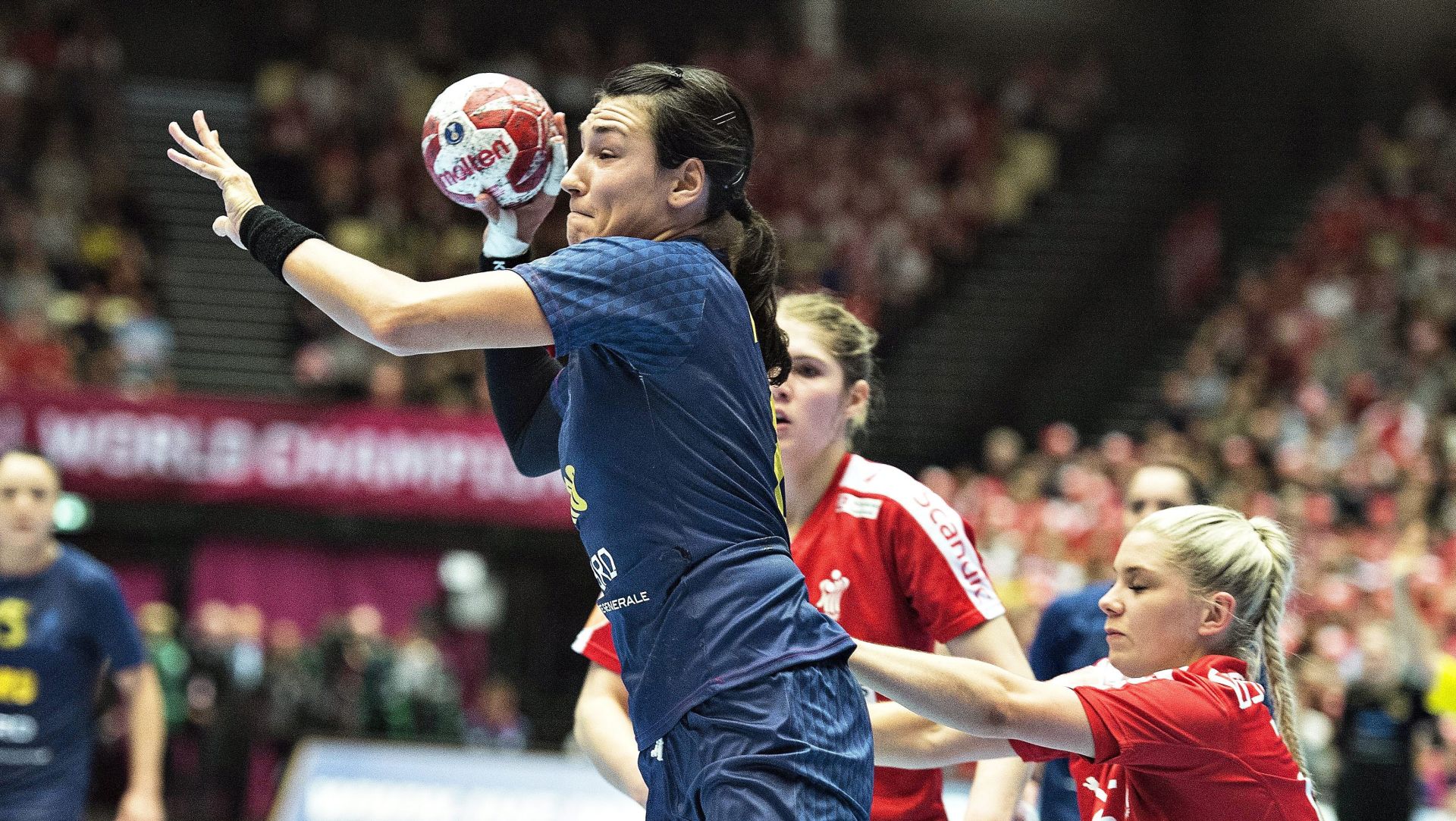 epa05071588 Romania's Christina Neagu (L) in action during the Women's World Handball Championship quarter final match between Denmark and Romania at Jyske Bank Boxen indoor arena in Herning, Denmark, 16 December 2015.  EPA/HENNING BAGGER DENMARK OUT