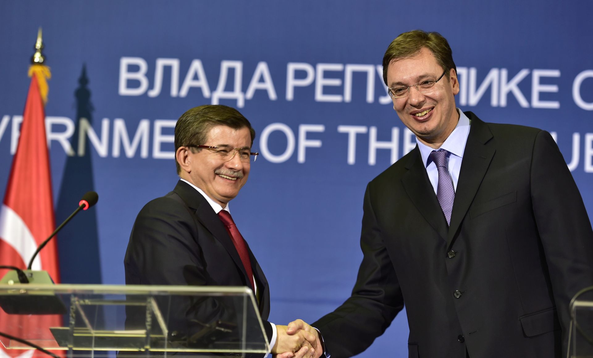 Beograd, 28.12.2015 - U sklopu posjeta turskog premijera Ahmeta Davutoglua Beogradu, srbijanski premijer Aleksandar Vuèiæ pozvao je u ponedjeljak turske investitore na nova ulaganja u Srbiji obeæavajuæi im bolje uvjete od ponuda drugih zemalja. Na slici Ahmet Davutoglu i Aleksandar Vuèiæ daju izjave za medije nakon sastanka u Palaèi Srbije u Beogradu.
foto HINA/ TANJUG / SRDJAN ILIC / ua