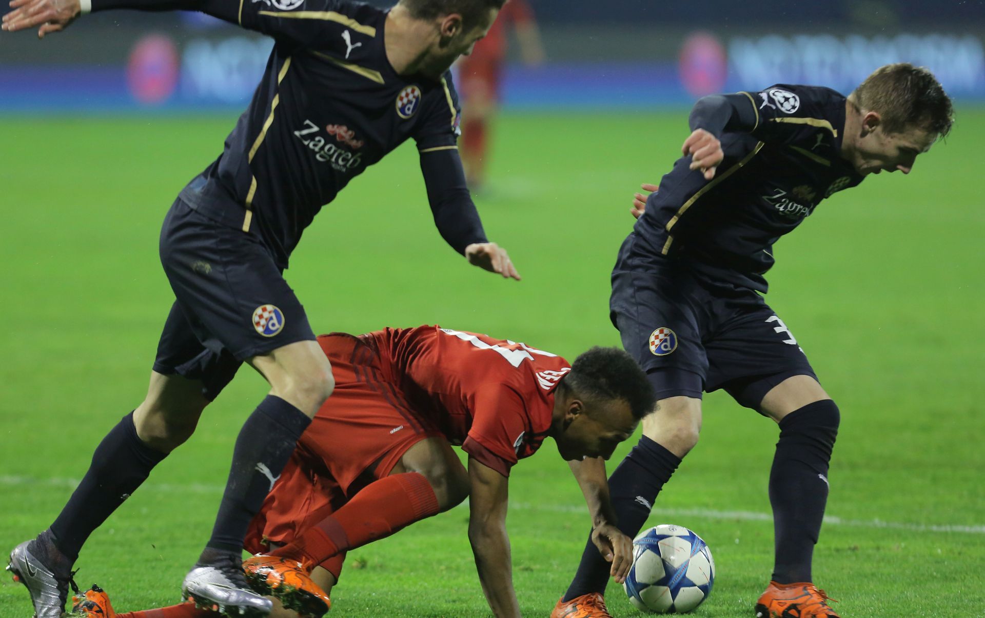 Zagreb, 9.12.2015.- Utakmica 6. kola skupine F nogometne Lige prvaka Dinamo - Bayern na stadionu Maksimir.
foto HINA/ Tomislav PAVLEK/ ua