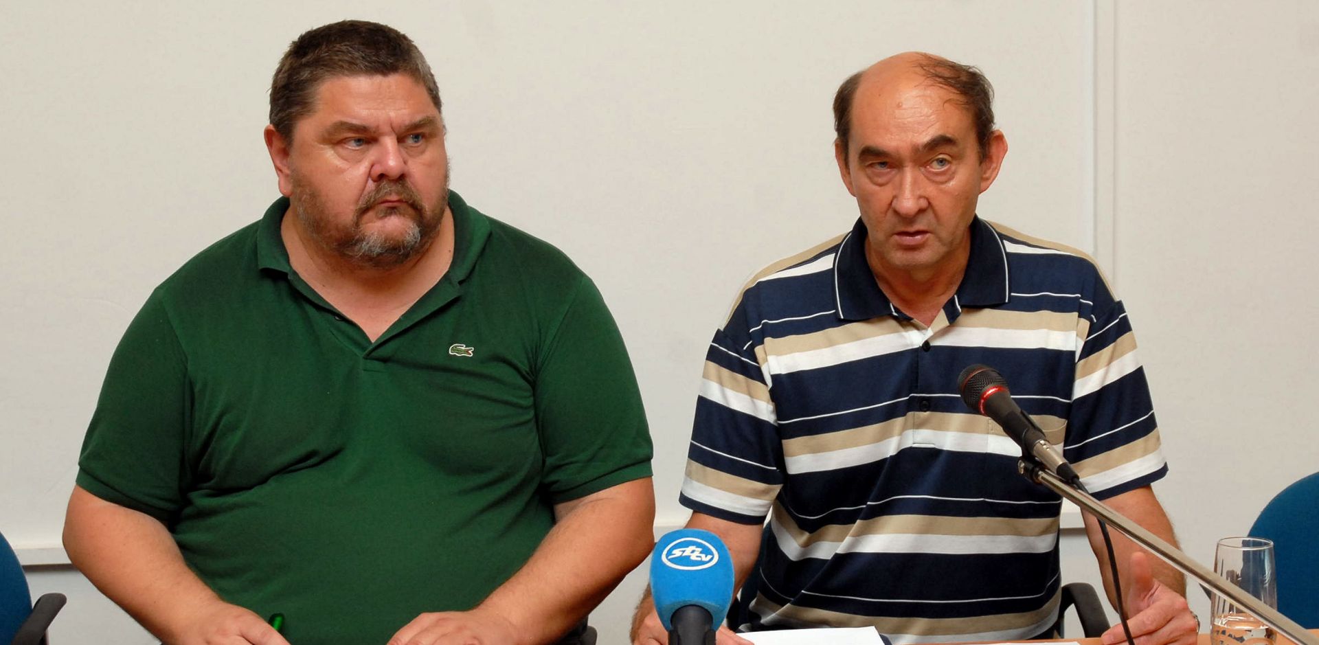 21.06.2013., Slavonski Brod - Gradjanske inicijativa za cisti zrak u Slavonskom Brodu organizirala je danas okrugli stol i tribinu na temu oneciscenja zraka u Slavonskom Brodu. Gost okruglog stola i tribine bio je predsjednik udruge Eko-Kvarner Vjeran Pirsic. 
Vjeran Pirsic i Peter Tot-Djerdj, predsjednik GI za cisti zrak u SB. 
Photo: Ivica Galovic/PIXSELL