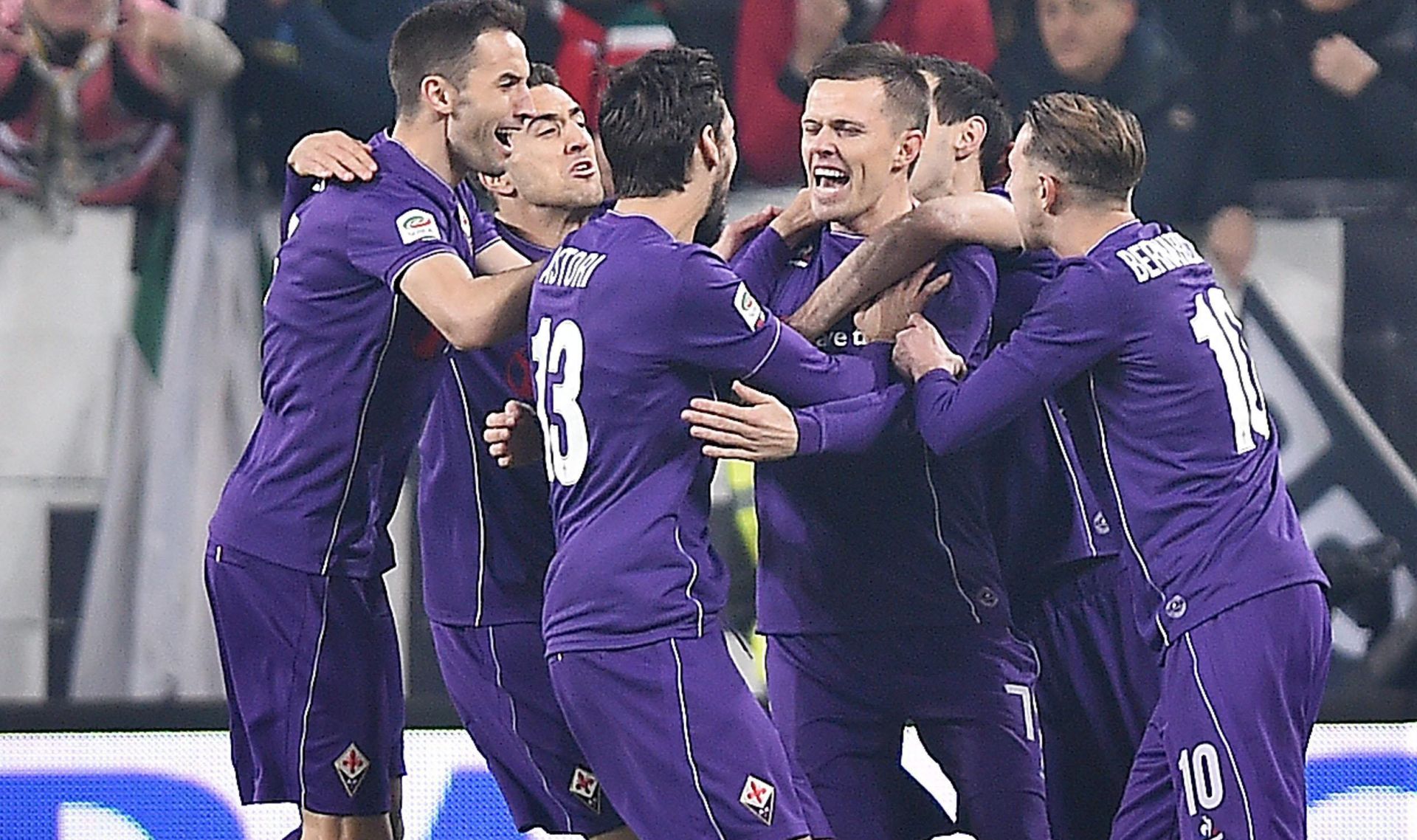 epa05068224 Fiorentina's midfielder Josip Ilicic (C) jubilates with teammates after scoring the 0-1 goal by penalty during the Italian Serie A soccer match between Fc Juventus and  Acf Fiorentina at Juventus Stadium in Turin, Italy, 13 December 2015.  EPA/ANDREA DI MARCO