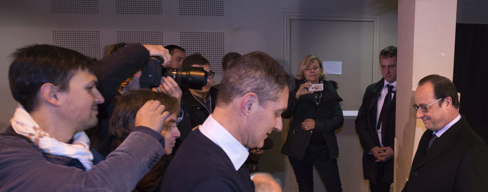 epa05056420 French President Francois Hollande waits to cast his ballot during the first round of 2015 French regional election in Tulle, central France, 06 December 2015.  France goes to the polls in a two-round regional election on 06 and 13 December 2015.  EPA/CAROLINE BLUMBERG / POOL MAXPPP OUT