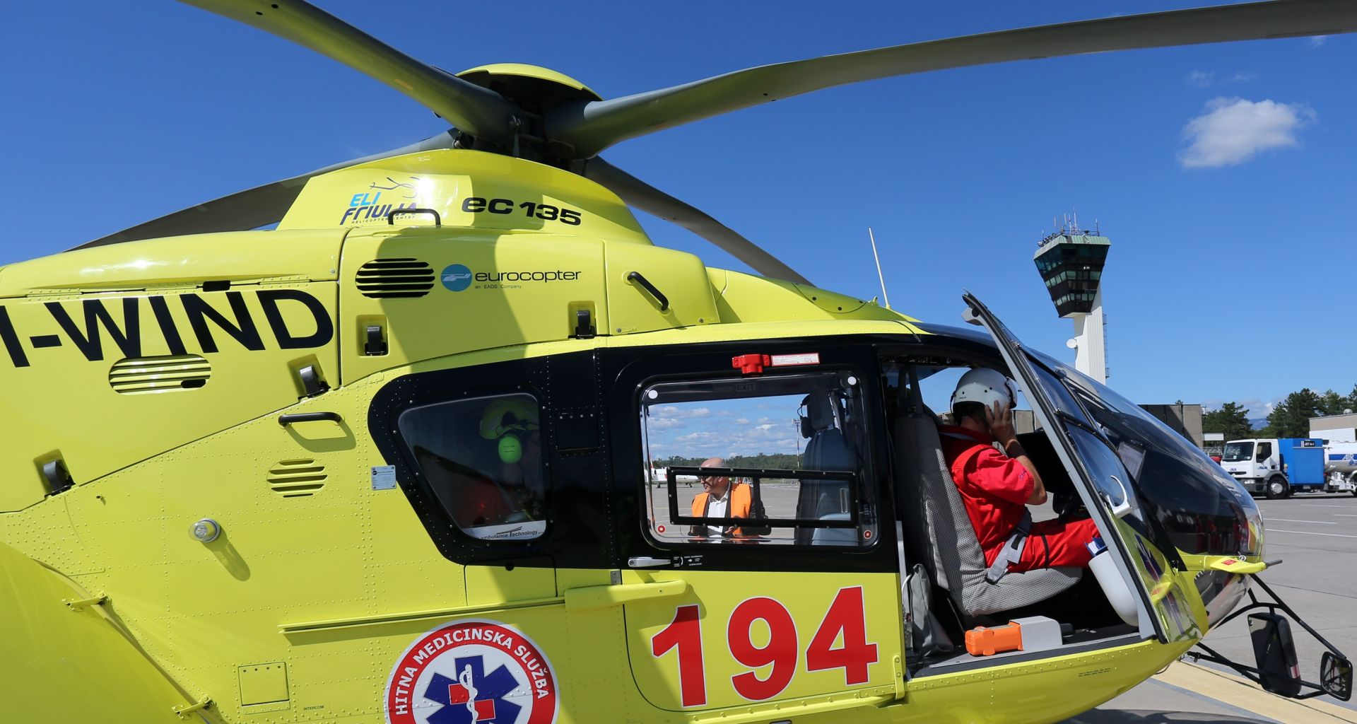 08.09.2015., Omisalj, Krk - Pravopisna pogreska na obje strane helikoptera hitne medicinske sluzbe. Na Eurocopteru umjesto "hrvatska" pise "hrvastka".
Photo: Goran Kovacic/PIXSELL
