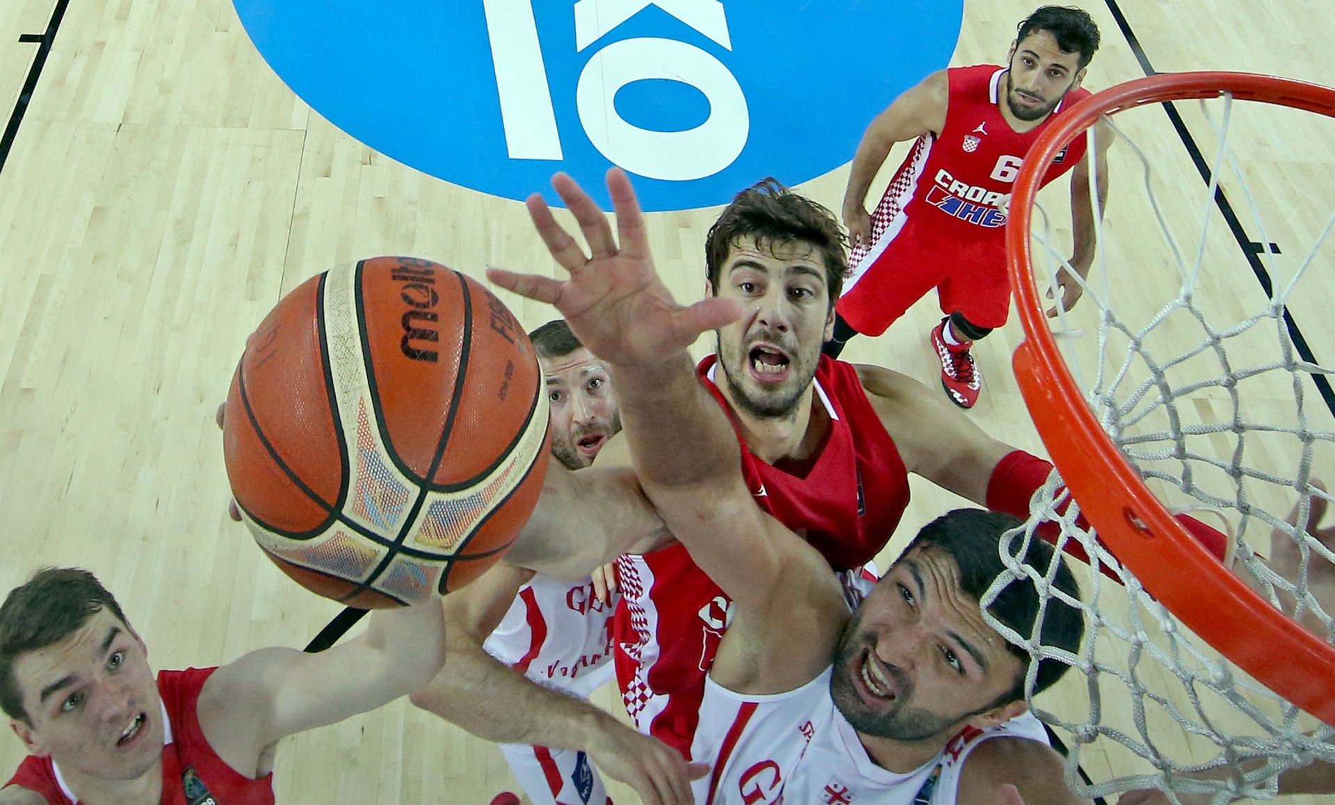 10.09.2015., Arena Zagreb, Zagreb - EuroBasket 2015., skupina C, 05. kolo, Gruzija - Hrvatska. Eurobasket 2015 po prvi puta odrzava se u cetiri drzave. Hrvatska (Zagreb), Njemacka (Berlin), Litvija (Riga) i Francuska (Montpellier) ugostit ce kosarkase tijekom grupnih susreta dok ce se zavrsnica turnira odrzati u francuskom Lilleu. Mario Hezonja, Ante Tomic, Zaza Pachulia. Photo: Igor Kralj/PIXSELL