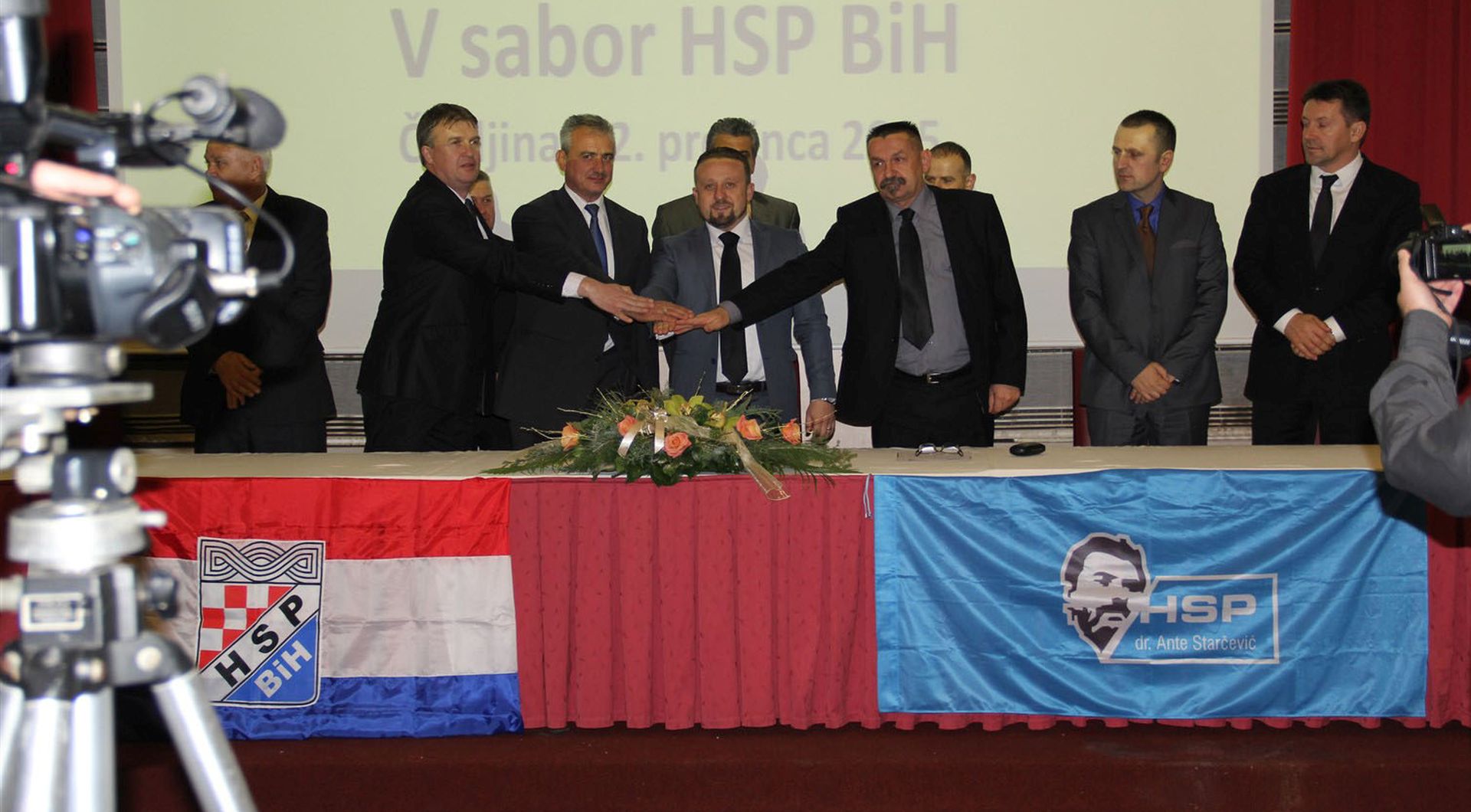 Zagreb / Èapljina, 12.12.2015. - Hrvatska stranka prava dr. Ante Starèeviæ i Hrvatska stranka prava Bosne i Hercegovine potpisale su u subotu u Èapljini sporazum o stratekom partnerstvu i trajnoj politièkoj suradnji, a potpisali su ga predsjednici stranaka Ivan Tepe (HSP AS) i Stanko Primorac  Æane (HSP BiH) u nazoènosti drugih stranaèkih èelnika.
foto HINA / HSP AS / mm