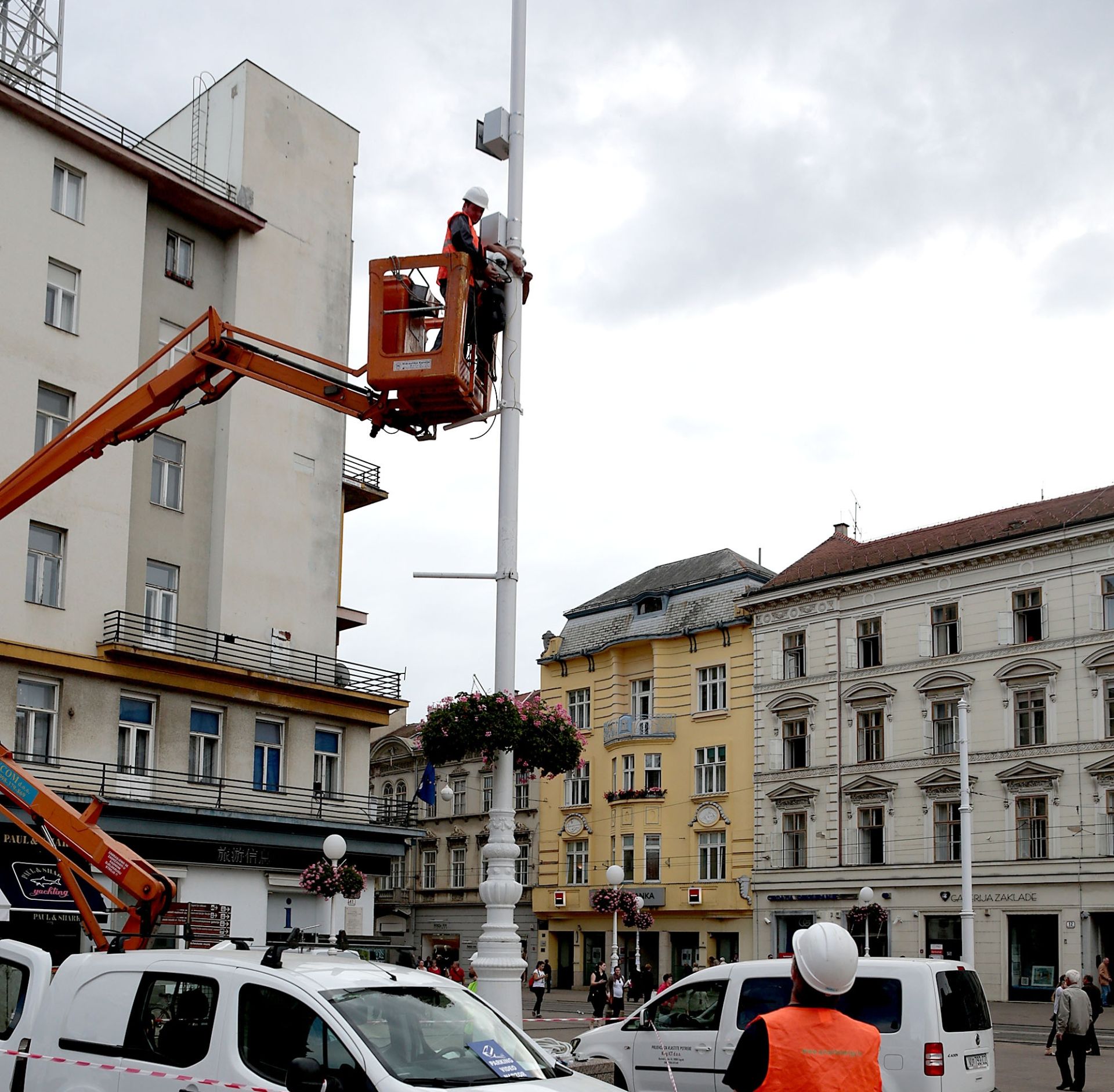 14.10.2014., Zagreb - Na Trgu bana Josipa Jelacica nastavljeno je postavljanje kamera za videonadzor. Od sada ce Trg biti pokriven i sa istocne strane.
Photo: Patrik Macek/PIXSELL