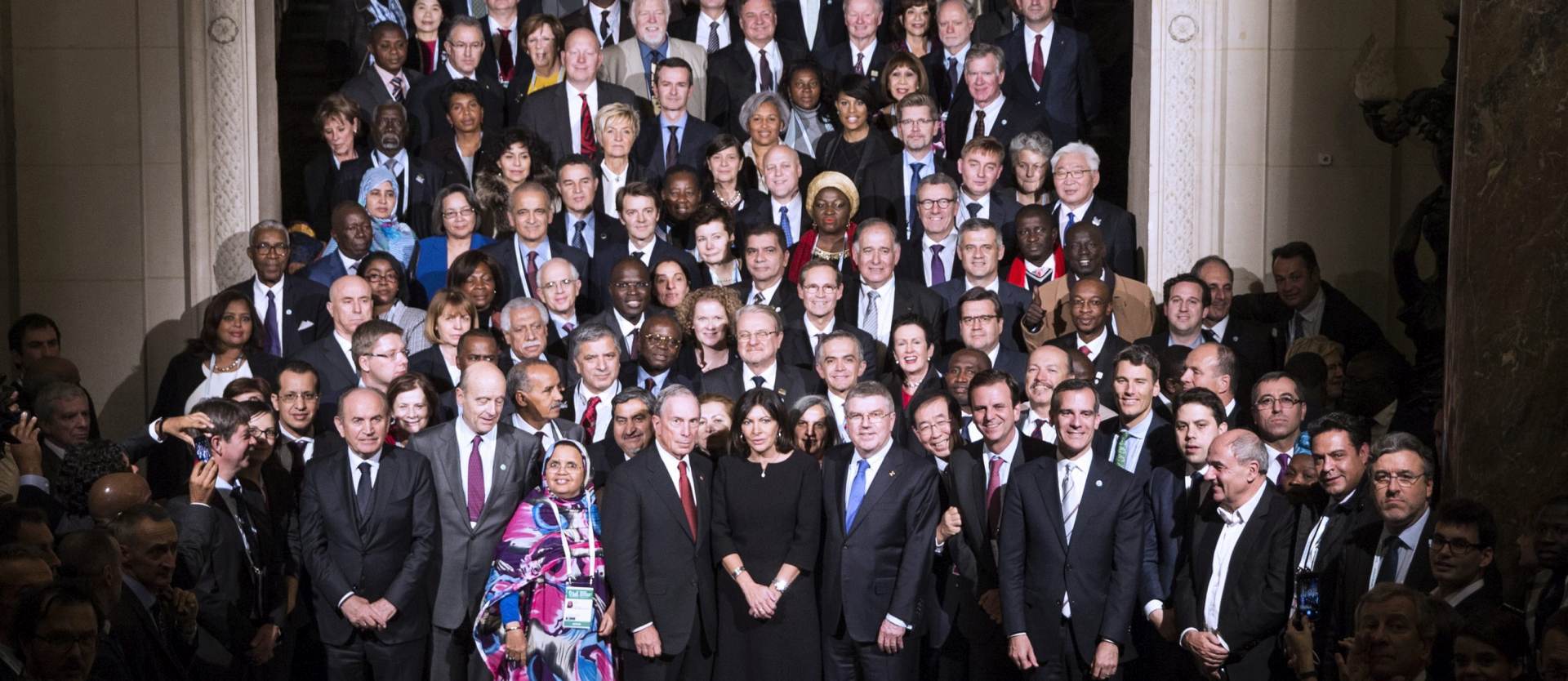 epa05054476 Mayors from various cities around the world pose for the photographers during a family pictures of the participants during the Mayors Summit during the COP21 World Climate Change Conference 2015 in the Paris City Hall, France, 04 December 2015. The 21st Conference of the Parties (COP21) is held in Paris from 30 November to 11 December aimed at reaching an international agreement to limit greenhouse gas emissions and curtail climate change.  EPA/ETIENNE LAURENT
