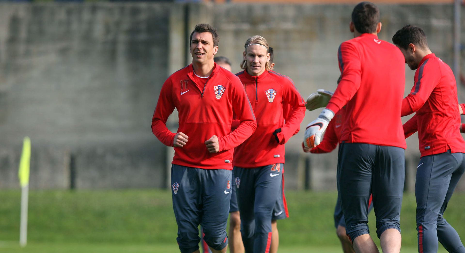 Zagreb, 15.11.2015 - Trening Hrvatske nogometne reprezentacije uoèi prijateljske utakmice s Rusijom. Na fotografiji Mario Mandukiæ, Domagoj Vida. 
foto HINA/ Daniel KASAP / dk