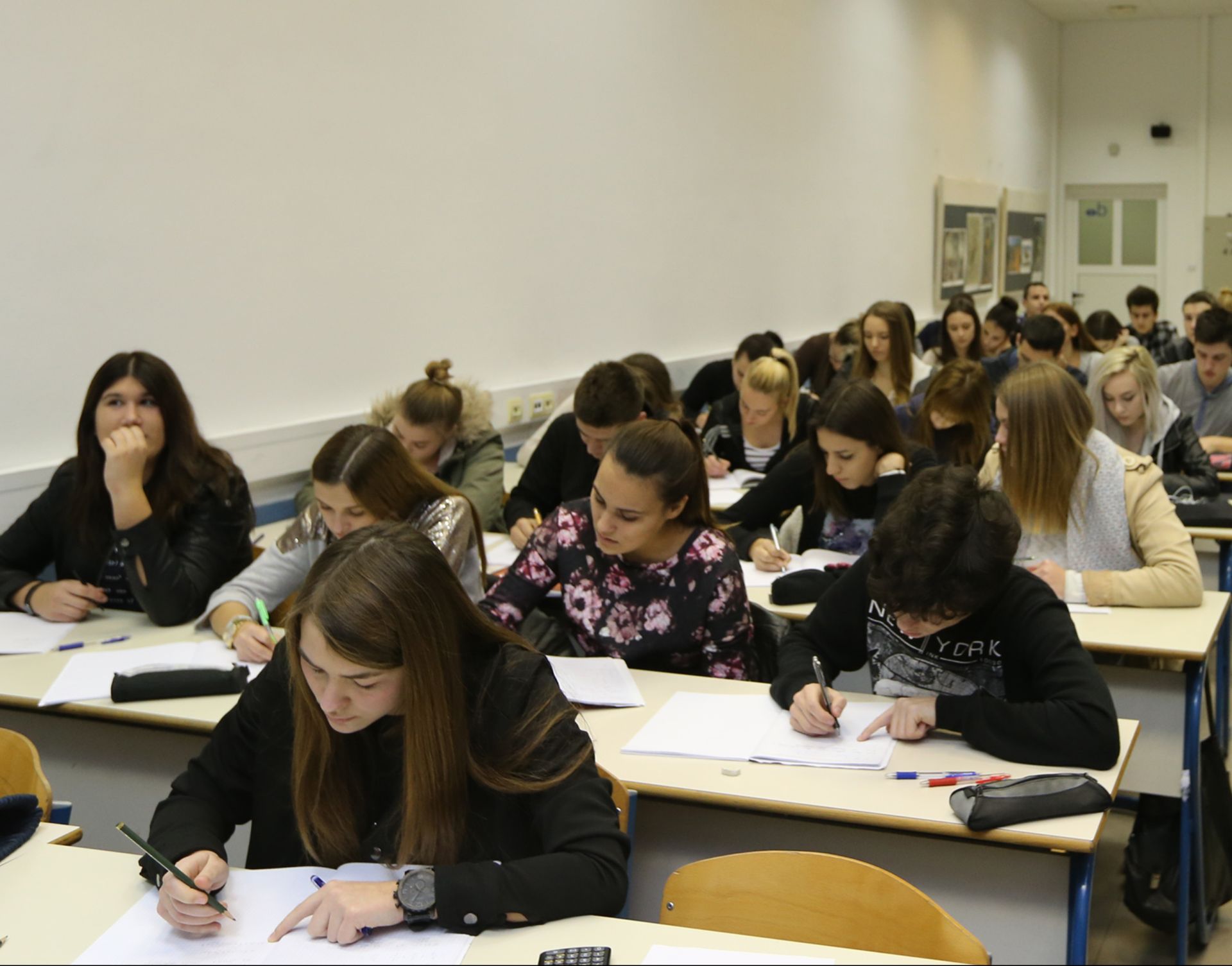 18.12.2014., Split - Umirovljeni profesor Vinko Bajrovic besplatno priprema za drzavnu maturu  preko sezdeset ucenika Skole za dizajn, grafiku i odrzivu gradnju. 
Photo: Ivo Cagalj/PIXSELL