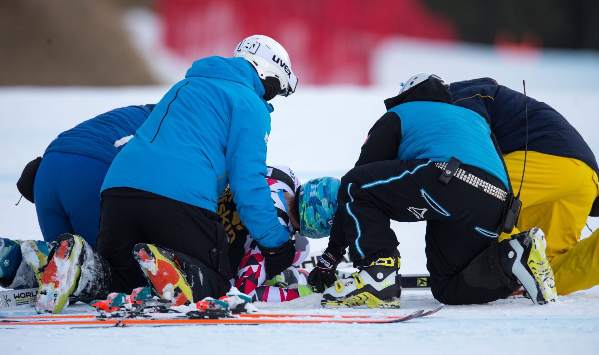 epa05075250 Matthias Mayer of Austria receives medical treatment after crashing during the Men's Downhill race at the FIS Alpine Skiing World Cup in Val Gardena, Italy, 19 December 2015.  EPA/JOHANN GRODER