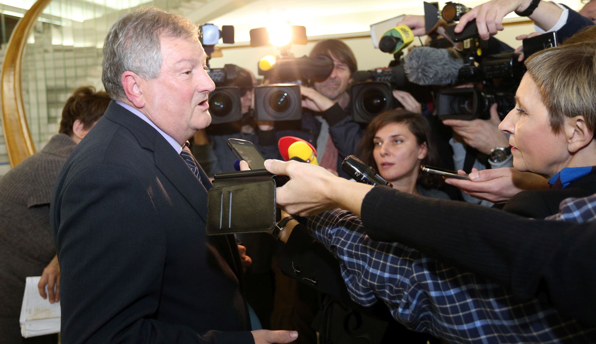 Zagreb, 26.11.2015 - Predsjednica Republike Kolinda Grabar-Kitaroviæ u èetvrtak poslijepodne poèela je konzultacije o mandataru za sastavljanje nove Vlade s èelnicima parlamentarnih stranaka izabranih u 8. saziv Hrvatskoga sabora. Na slici konzultacije sa zastupnikom srpske nacionalne manjine Mirkom Rakoviæem.
foto HINA/ Damir SENÈAR /ds