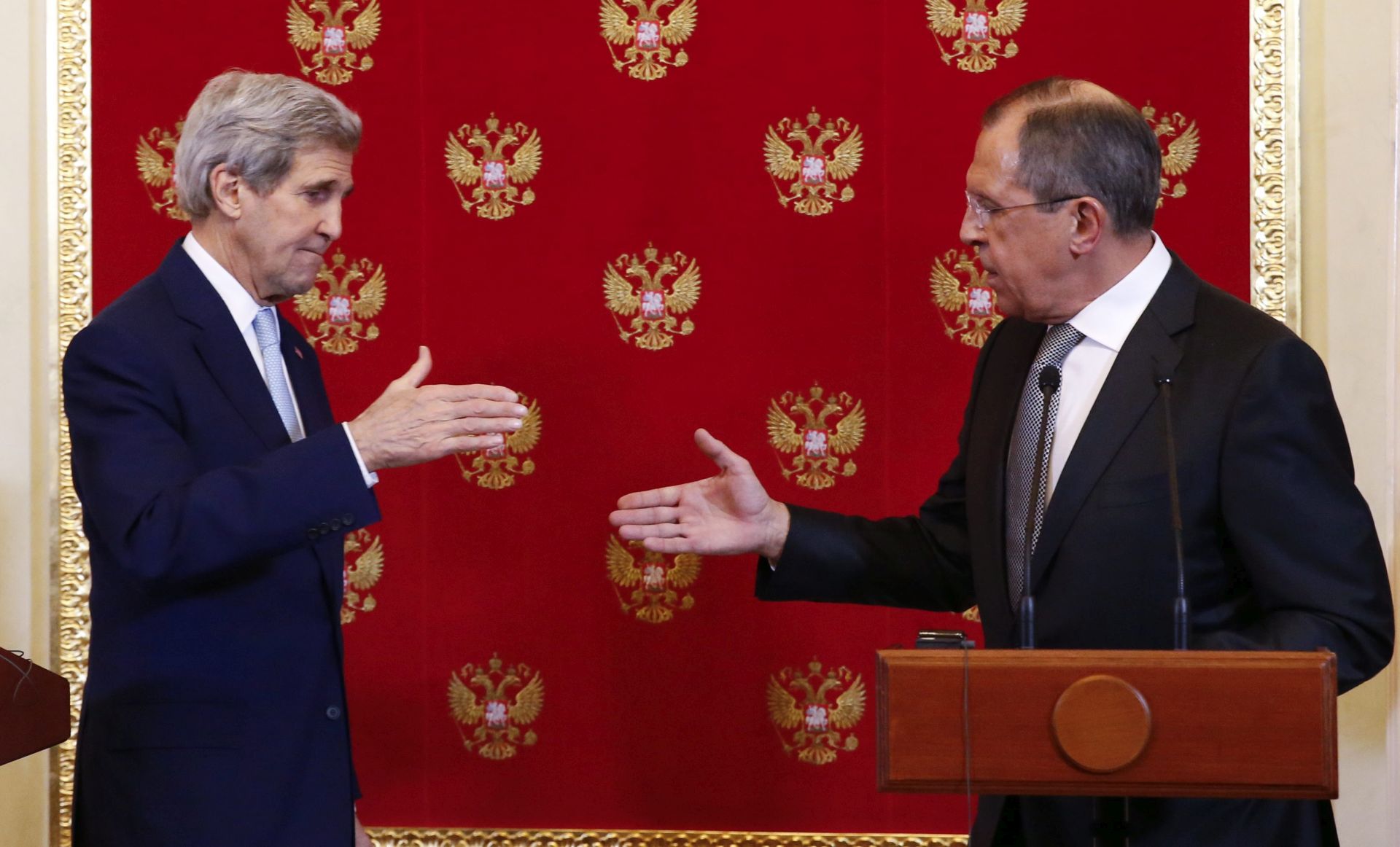 epa05070475 Russian Foreign Minister Sergei Lavrov (R) and US Secretary of State John Kerry shake hands during a news conference following their meeting with Russian President Vladimir Putin at the Kremlin in Moscow, Russia 15 December 2015. Russia and the United States have found common ground on which opposition groups should participate in Syrian peace talks, Kerry said on Tuesday after a meeting with Russian President Putin and Foreign Minister Sergei Lavrov. REUTERS/Sergei Karpukhin  EPA/SERGEI KARPUKHIN / POOL POOL PHOTO