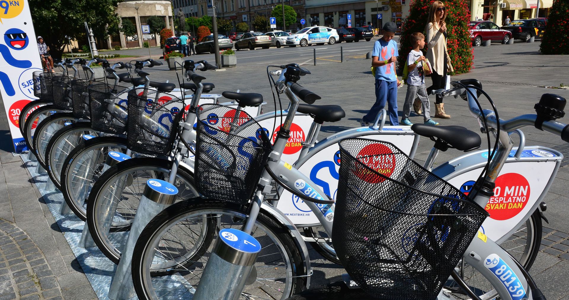 12.09.2015. Slavonski Brod - Grad Slavonski Brod peti je grad u Hrvatskoj, a prvi u Slavoniji, koji je krenuo s projektom sustava javnih bicikla. Prosle godine projekt je prijavljen i na natjecaj Fonda za zastitu okolisa, pa je Grad dobio 103 tisuce kuna ili oko 40 posto sredstava. Brodjanima je trenutno na raspolaganju 15 bicikla i tri parkirne stanice, a iz Razvojne agencije Grada Slavonskog Broda isticu kako ce ukoliko interes bude veci ubrzo projekt prosiriti na dovoljan broj bicikla. 
Sustav javnih bicikla je nadopuna javnom gradskom prijevozu, najekoloskije, najzdravije, najbrze i najzabavnije prijevozno sredstvo u gradu na kratkim distancama do pet kilometara. 
Photo: Ivica Galovic/PIXSELL