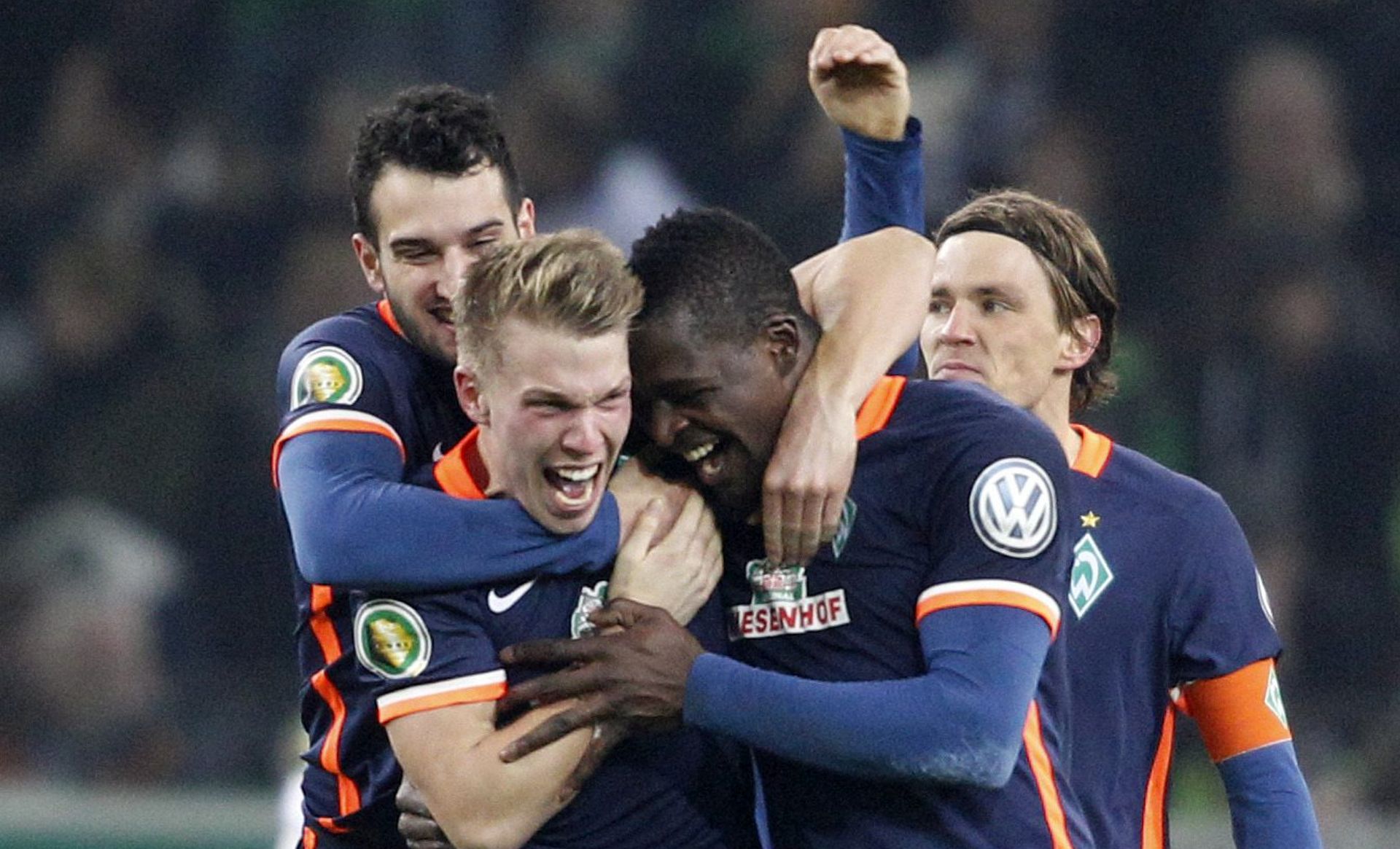 epa05070422 Bremen's Janek Sternberg (2-L) jubilates with team mates after scoring the 1-1 goal during the German DFB Cup round of 16 soccer match between Borussia Moenchengladbach and Werder Bremen at Borussia-Park in Moenchengladbach, Germany, 15 December 2015. 

(EMBARGO CONDITIONS - ATTENTION: The DFB prohibits the utilisation and publication of sequential pictures on the internet and other online media during the match (including half-time). ATTENTION: BLOCKING PERIOD! The DFB permits the further utilisation and publication of the pictures for mobile services (especially MMS) and for DVB-H and DMB only after the end of the match.)  EPA/ROLAND WEIHRAUCH
