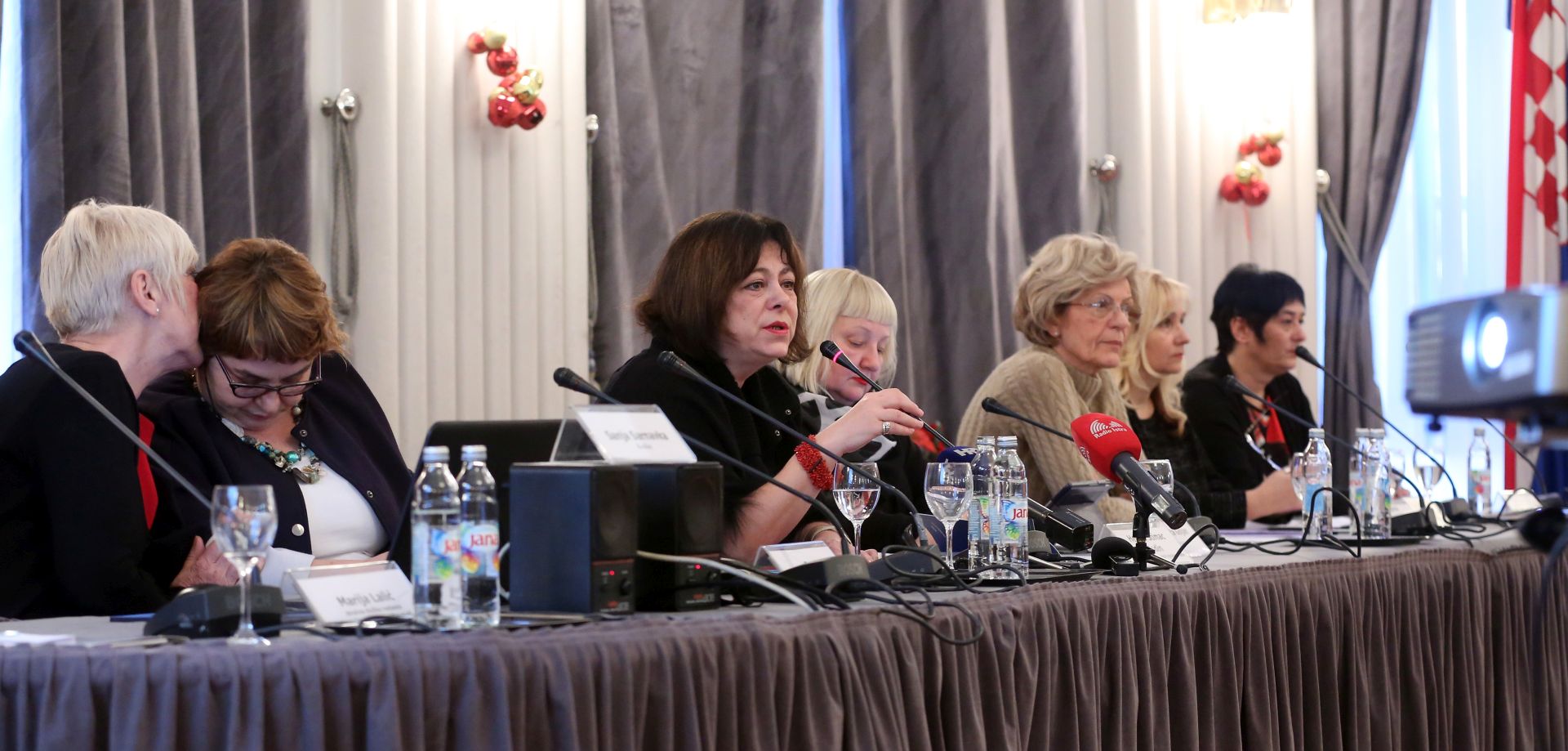 Zagreb, 10.12.2015 - Povodom Meðunarodnog dana ljudskih prava Agencija za elektronièke medije organizira okrugli stol: "Rodna ravnopravnost u medijima". Na slici Sanja Sarnavka, Gordana Simonoviæ, Helena timac Radin, Elizabeta Gojan, Mirjana Rakiæ, Nevenka Sudar i Suzana Kunac.
foto HINA/ Damir SENÈAR /ds