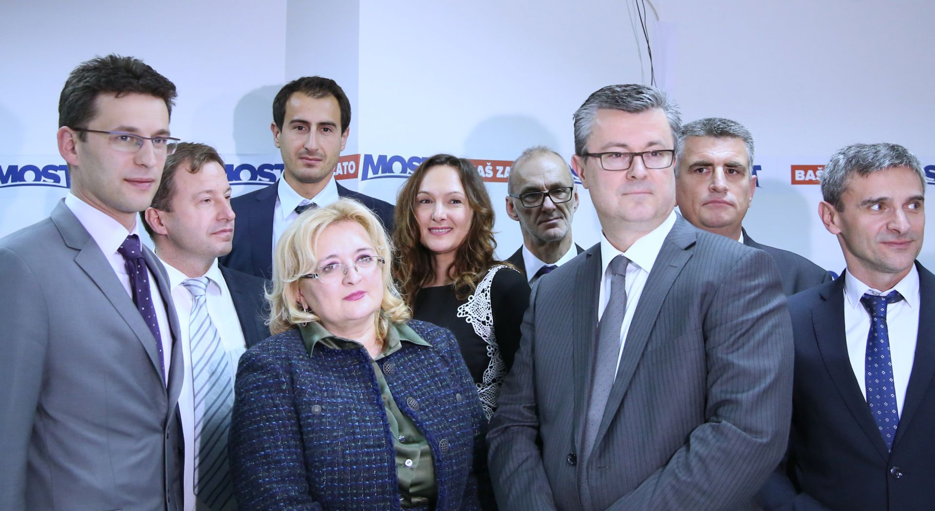 Zagreb, 28.12.2015. - Sastanak mandatara Tihomira Orekoviæa s predstavnicima Mosta. Na slici Boo Petrov i Tihomir Orekoviæ s predstavnicima Mosta. foto HINA/ Lana SLIVAR DOMINIÆ/ lsd