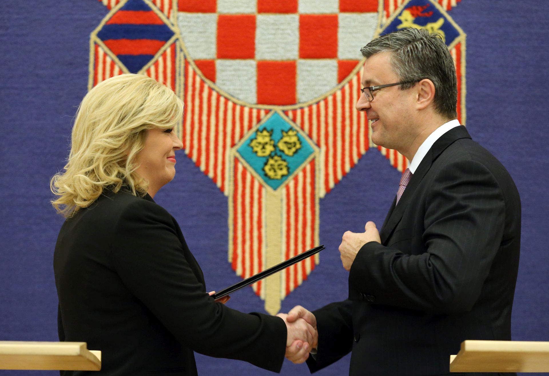 Zagreb, 23.12.2015 - Predsjednica Republike Hrvatske Kolinda Grabar Kitaroviæ predala je mandat kandidatu Domoljubne koalicije i Mosta za  premijera, Tihomiru Orekoviæu nakon petog kruga konzultacija.
foto HINA/ Damir SENÈAR /ds