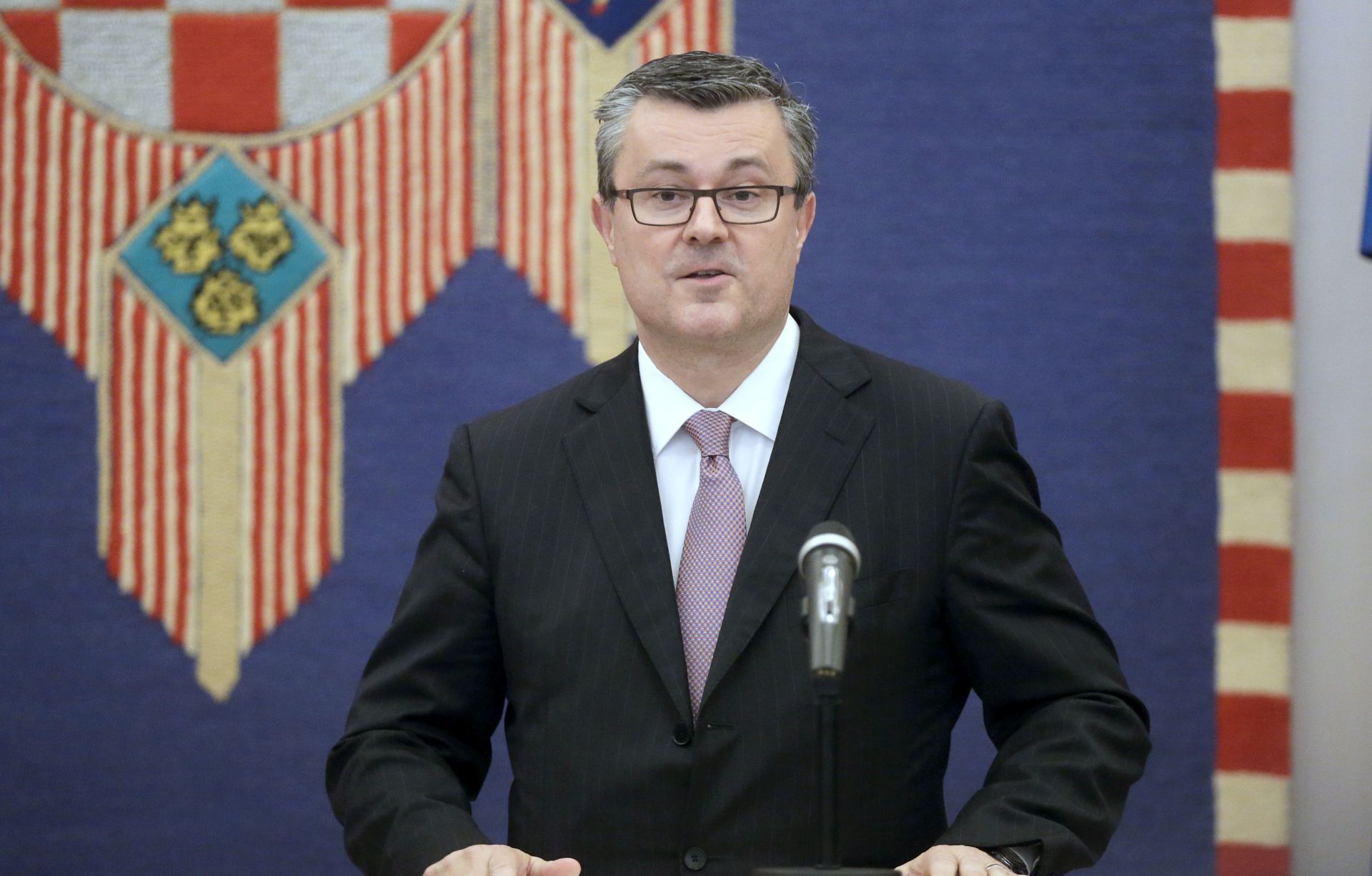 Zagreb, 23.12.2015 - Predsjednica Republike Hrvatske Kolinda Grabar Kitaroviæ predala je mandat kandidatu Domoljubne koalicije i Mosta za premijera, Tihomiru Orekoviæu nakon petog kruga konzultacija. 
foto HINA/ Denis CERIÆ /dc