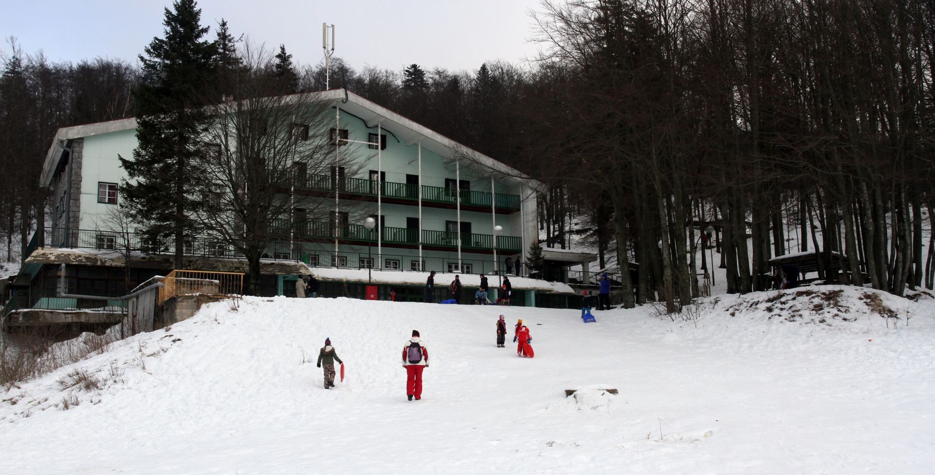 03.01.2015. Platak - Mnogobrojni izletnici na skijalistu Platak uzivaju u skijanju, sanjkanju, snowbordanju i setnji po snijegu. Veliki dom Platak.
Photo: Goran Kovacic/PIXSELL